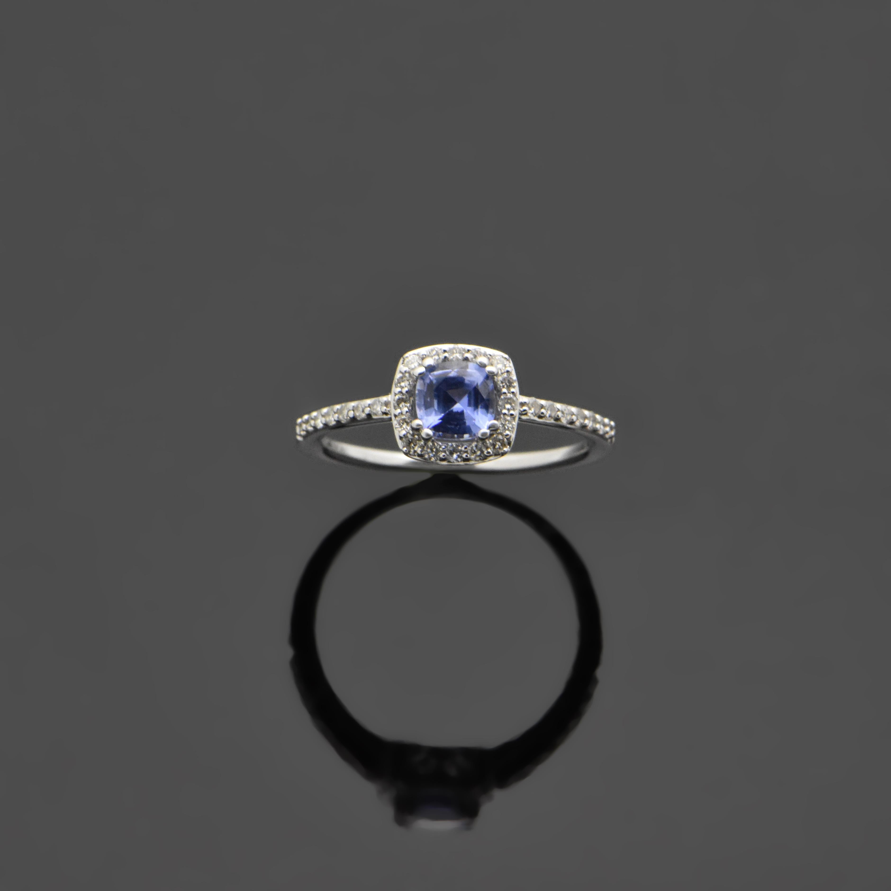 Contemporary 14 Karat White Gold Blue Sapphire and Diamond Ring In New Condition For Sale In Los Angeles, CA