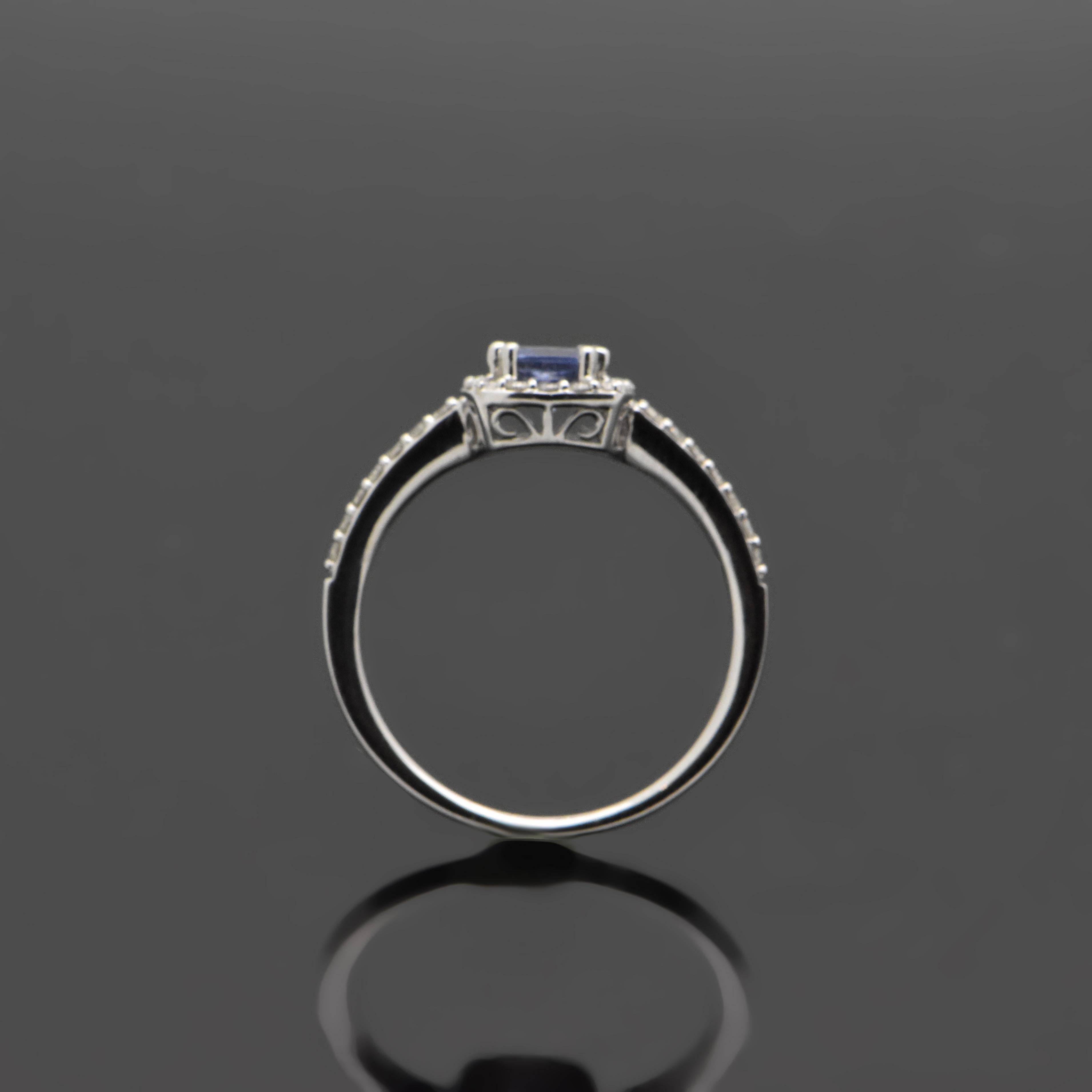 Contemporary 14 Karat White Gold Blue Sapphire and Diamond Ring For Sale 1