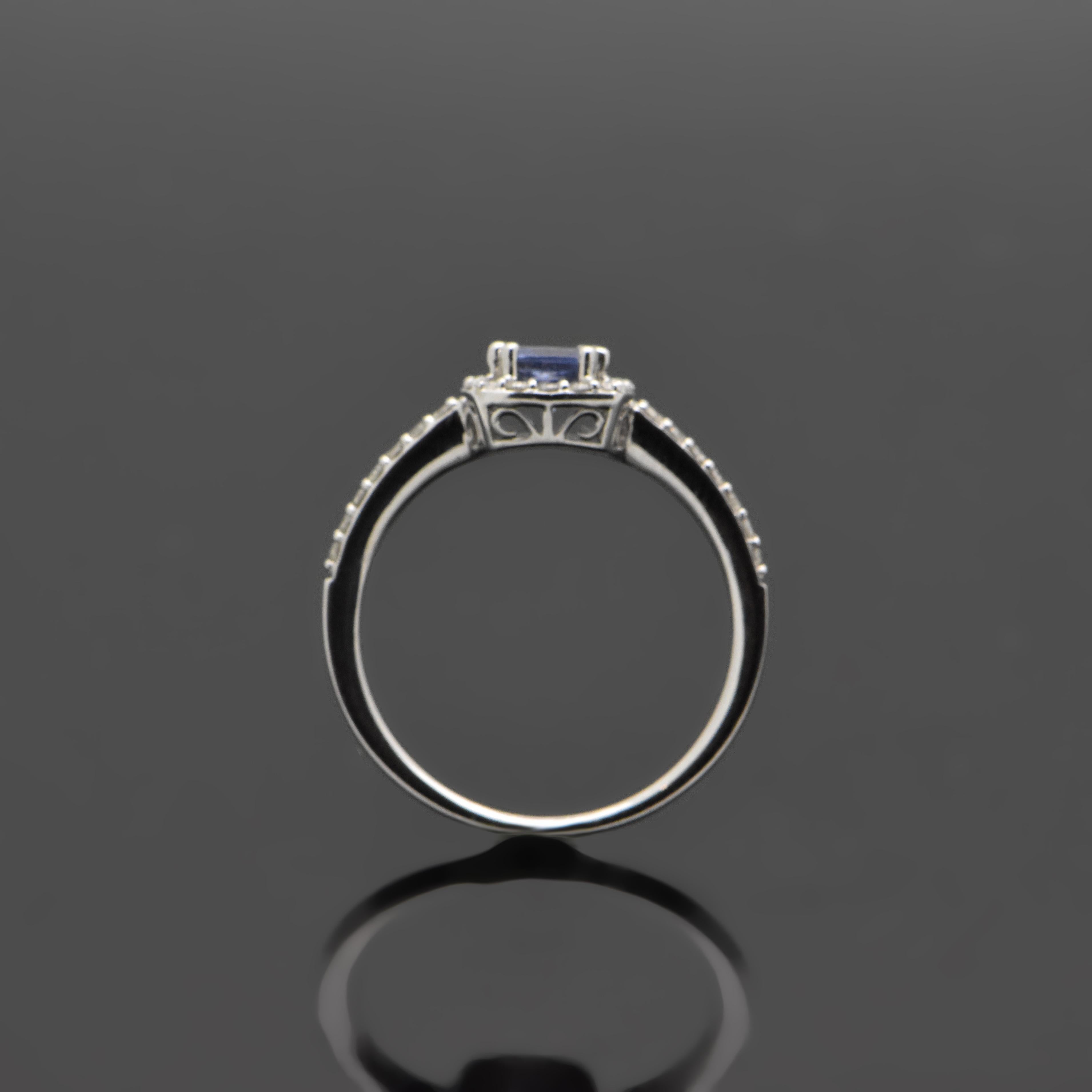 Contemporary 14 Karat White Gold Blue Sapphire and Diamond Ring For Sale 2