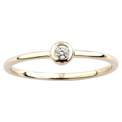 Anillo solitario contemporáneo de oro amarillo de 14 quilates con un diamante redondo de 0,05 quilates