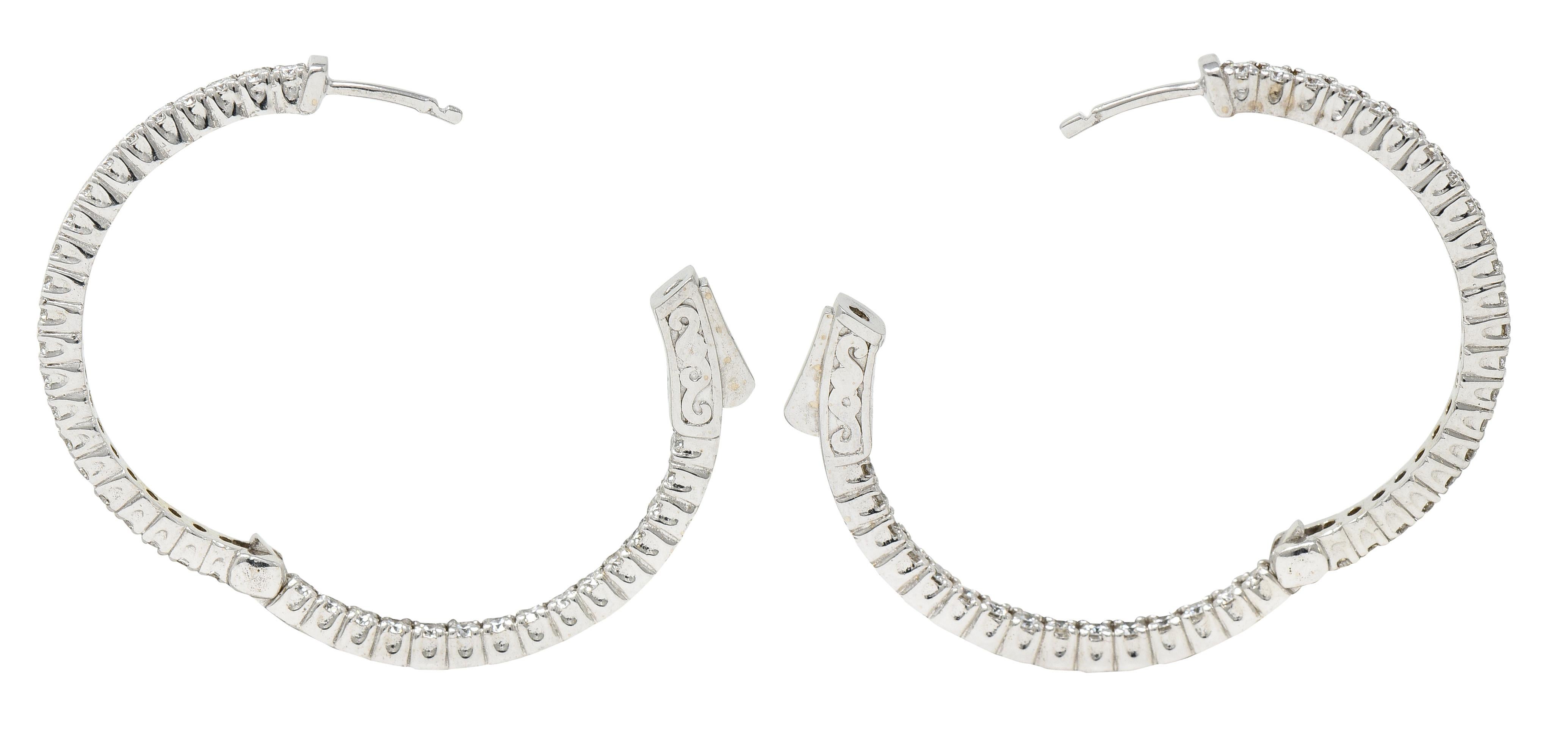 Taille brillant Créoles contemporaines en or blanc 14 carats avec diamants de 1,50 carat en vente