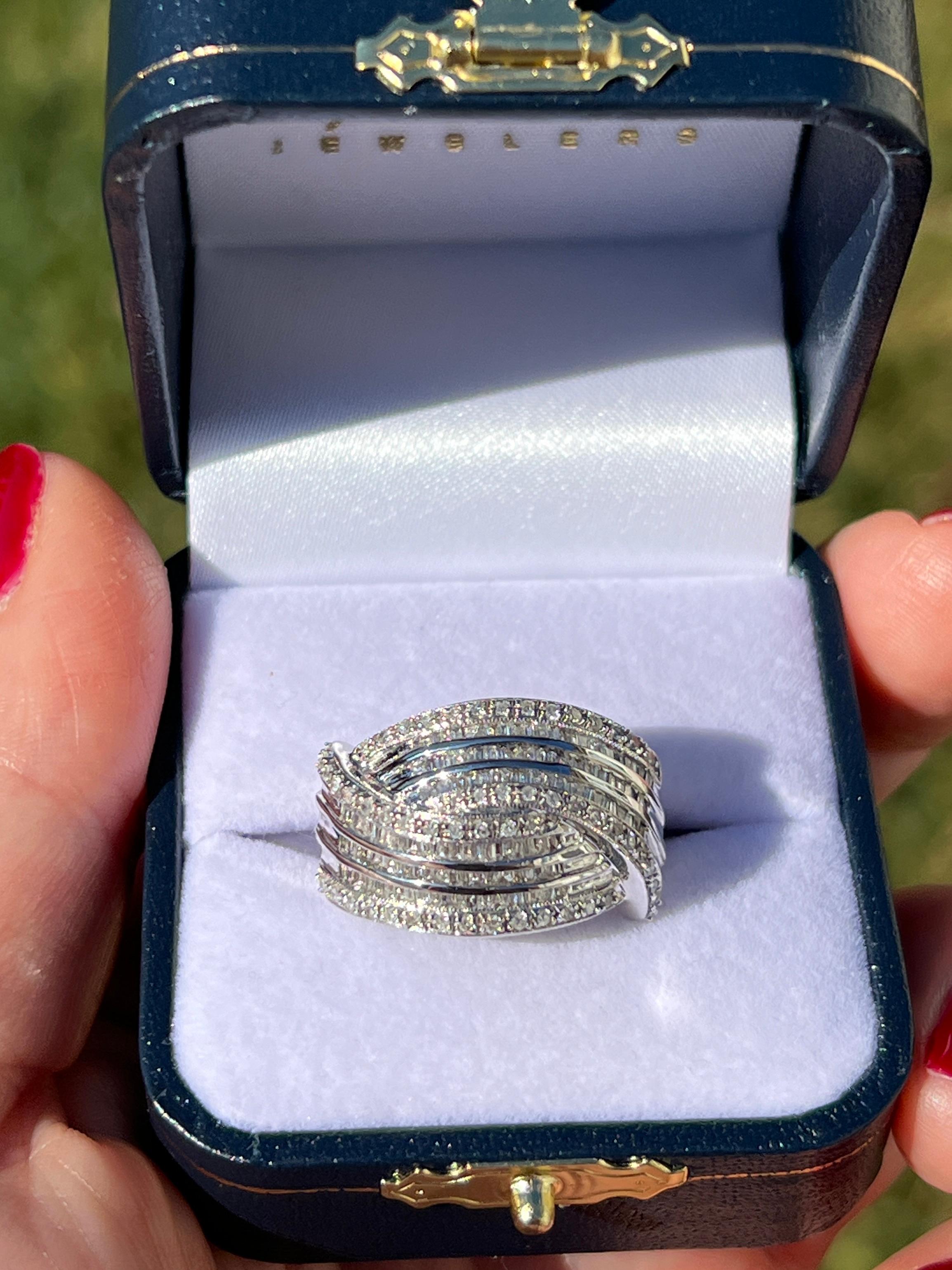 Cette bague de déclaration en or blanc 14 carats est sertie d'une combinaison éblouissante de 108 diamants de forme baguette et de 55 diamants ronds de taille brillant, totalisant environ 1,50 carats. Les diamants sont de couleur I/J et de pureté