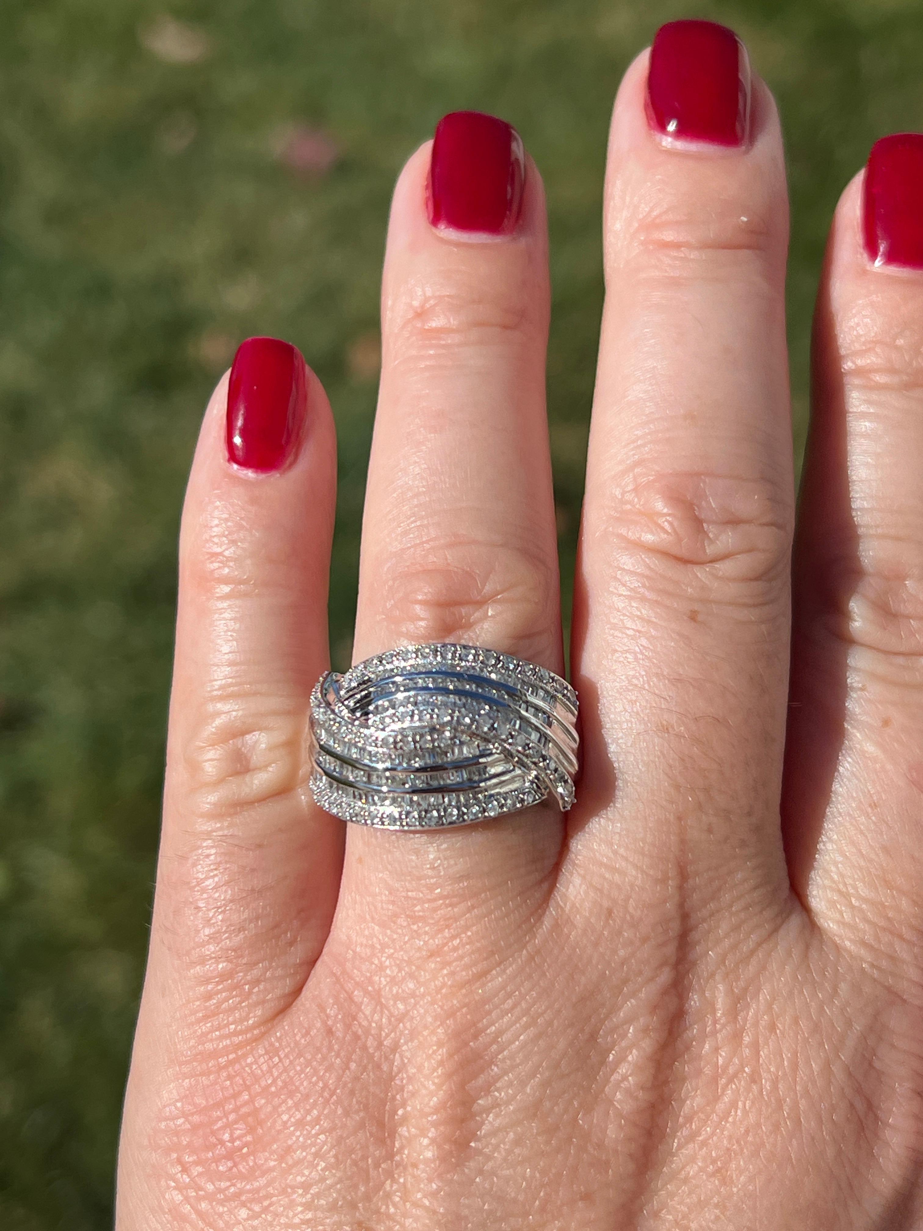 Contemporain Bague de cocktail contemporaine en or blanc 14k et diamants baguettes et ronds de 1,50 TCW en vente