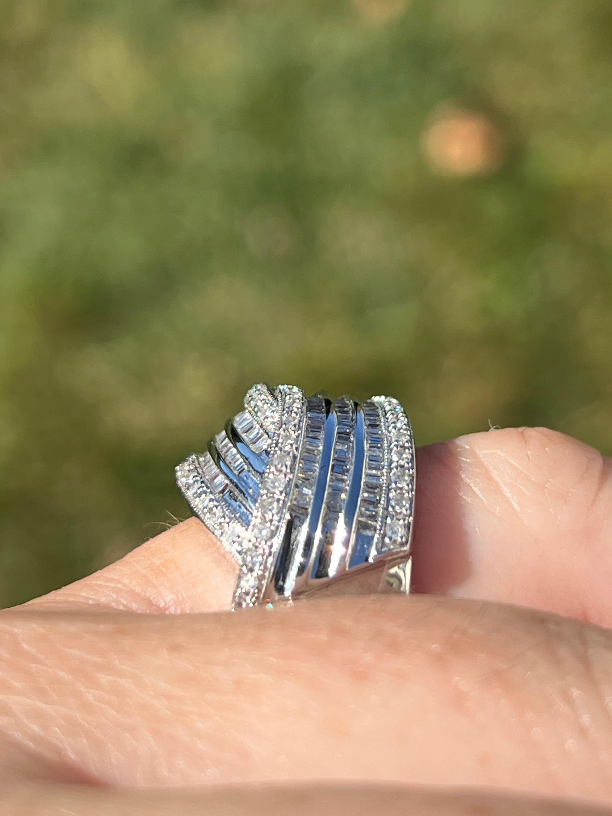 Taille baguette Bague de cocktail contemporaine en or blanc 14k et diamants baguettes et ronds de 1,50 TCW en vente