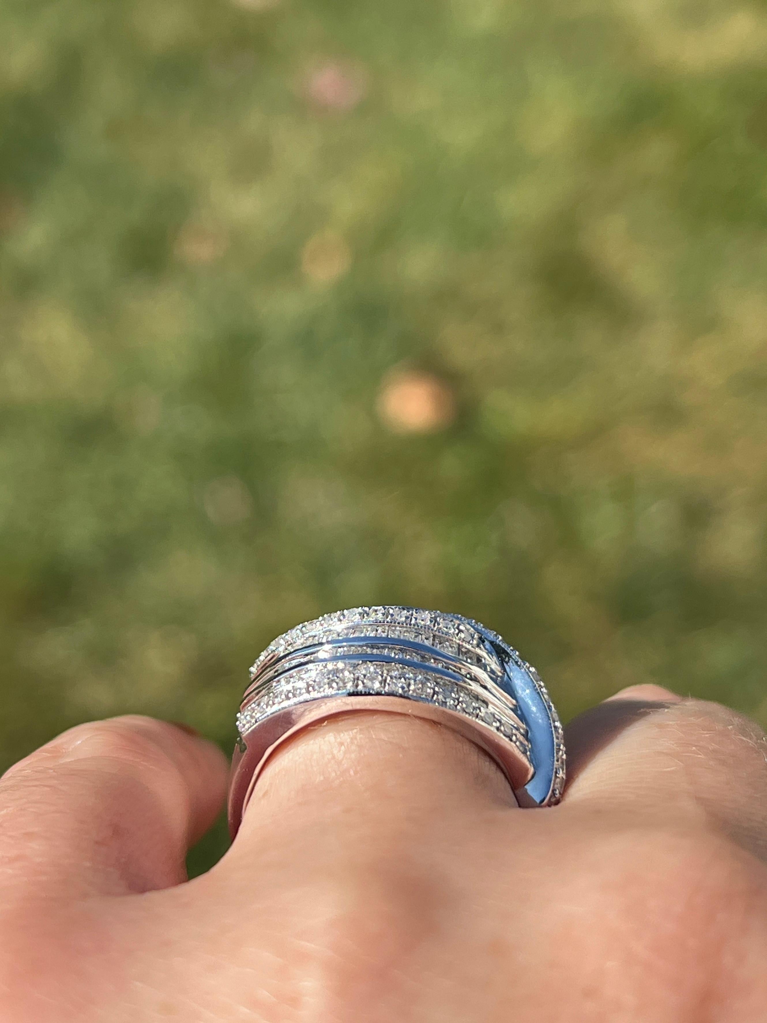 Bague de cocktail contemporaine en or blanc 14k et diamants baguettes et ronds de 1,50 TCW Bon état - En vente à Towson, MD