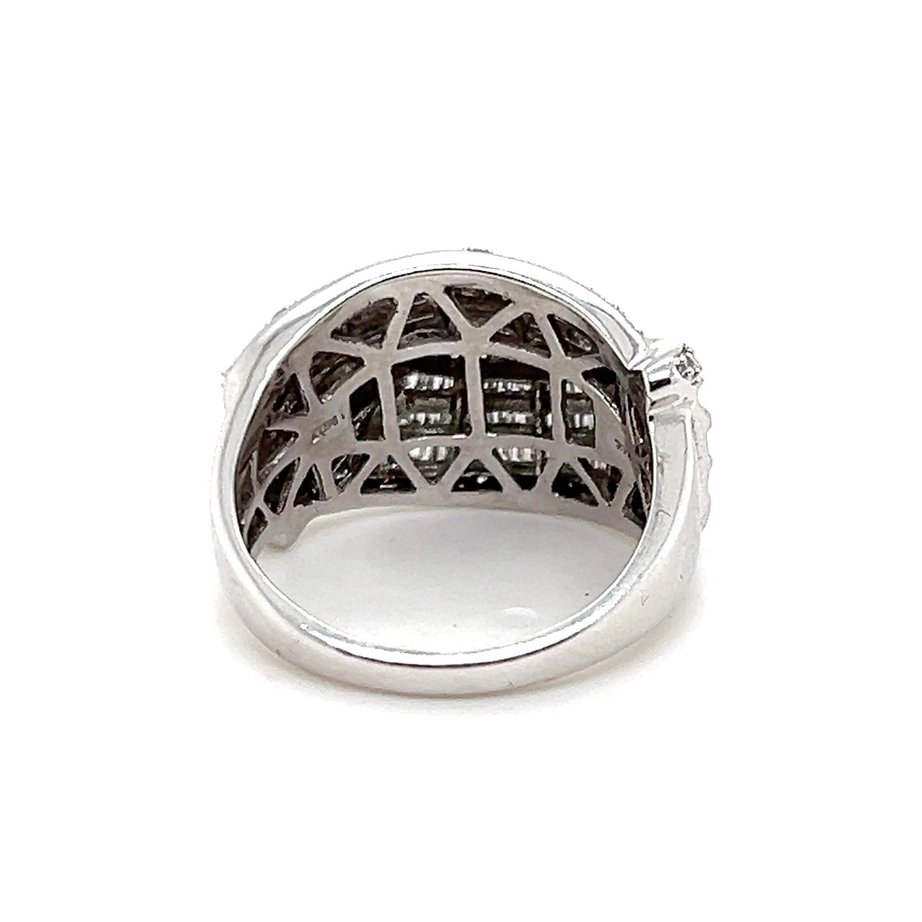 Bague de cocktail contemporaine en or blanc 14k et diamants baguettes et ronds de 1,50 TCW en vente 2