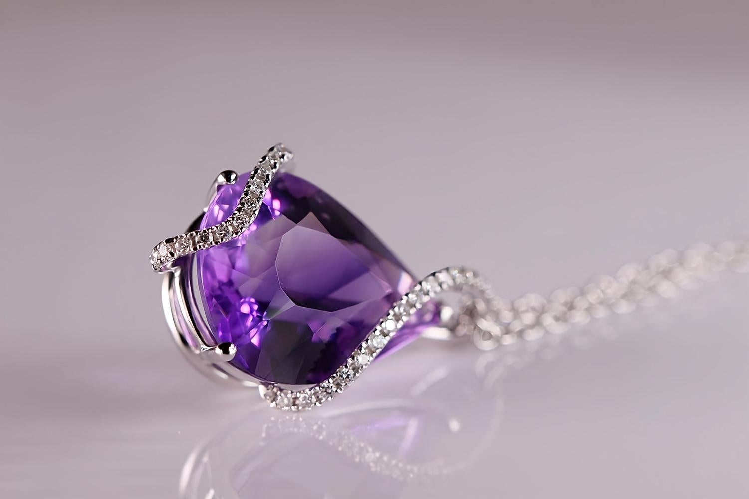 Pear Cut Contemporary 15.00 ct Amethyst Drop Pendant in White Gold with natural Diamonds For Sale