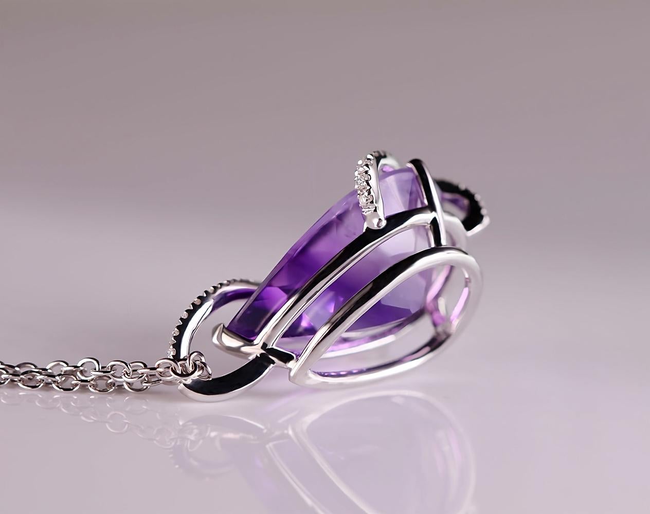 Women's or Men's Contemporary 15.00 ct Amethyst Drop Pendant in White Gold with natural Diamonds For Sale