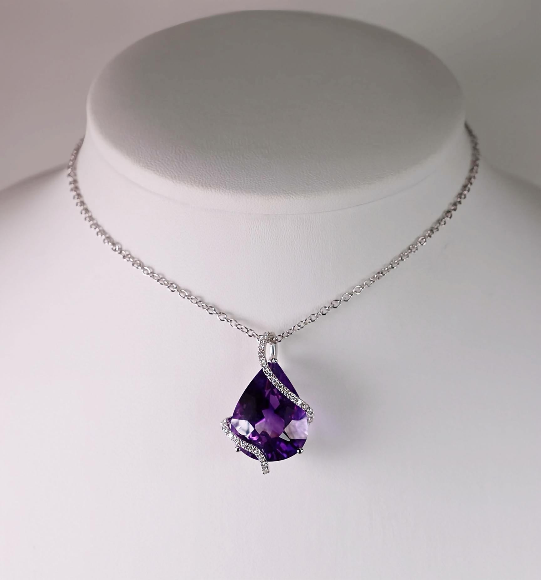 Contemporary 15.00 ct Amethyst Drop Pendant in White Gold with natural Diamonds For Sale 1
