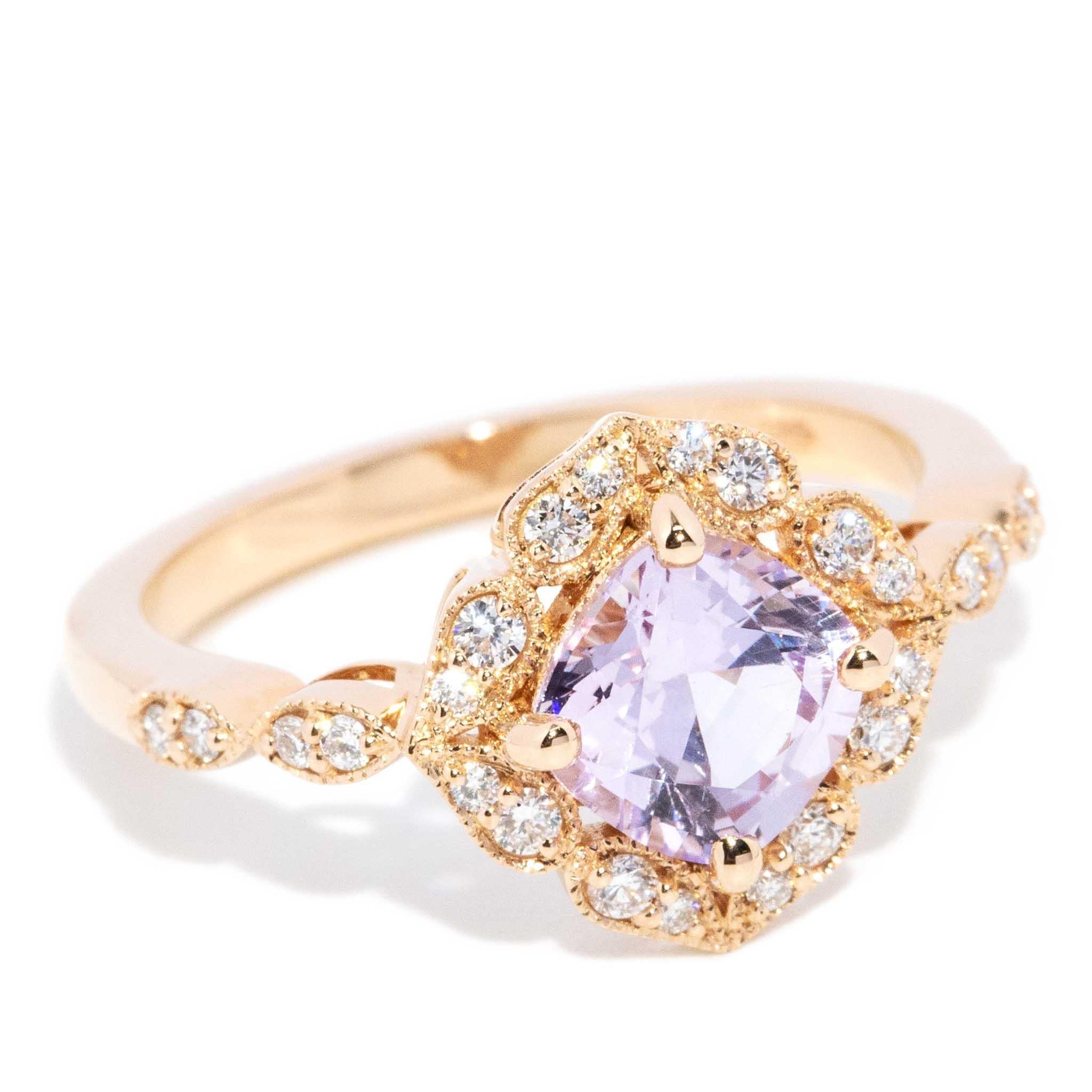 Contemporary 1,50ct Pink Sapphire & Diamond Scalloped Ring 18 Karat Gold (Zeitgenössisch) im Angebot
