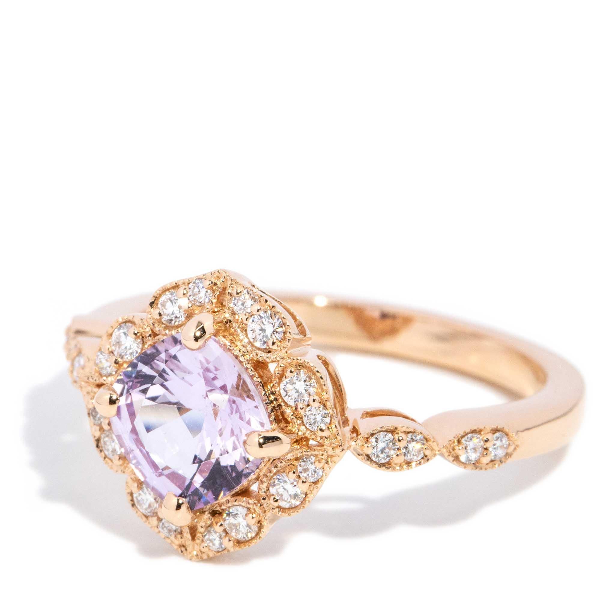 Contemporary 1,50ct Pink Sapphire & Diamond Scalloped Ring 18 Karat Gold im Zustand „Neu“ im Angebot in Hamilton, AU