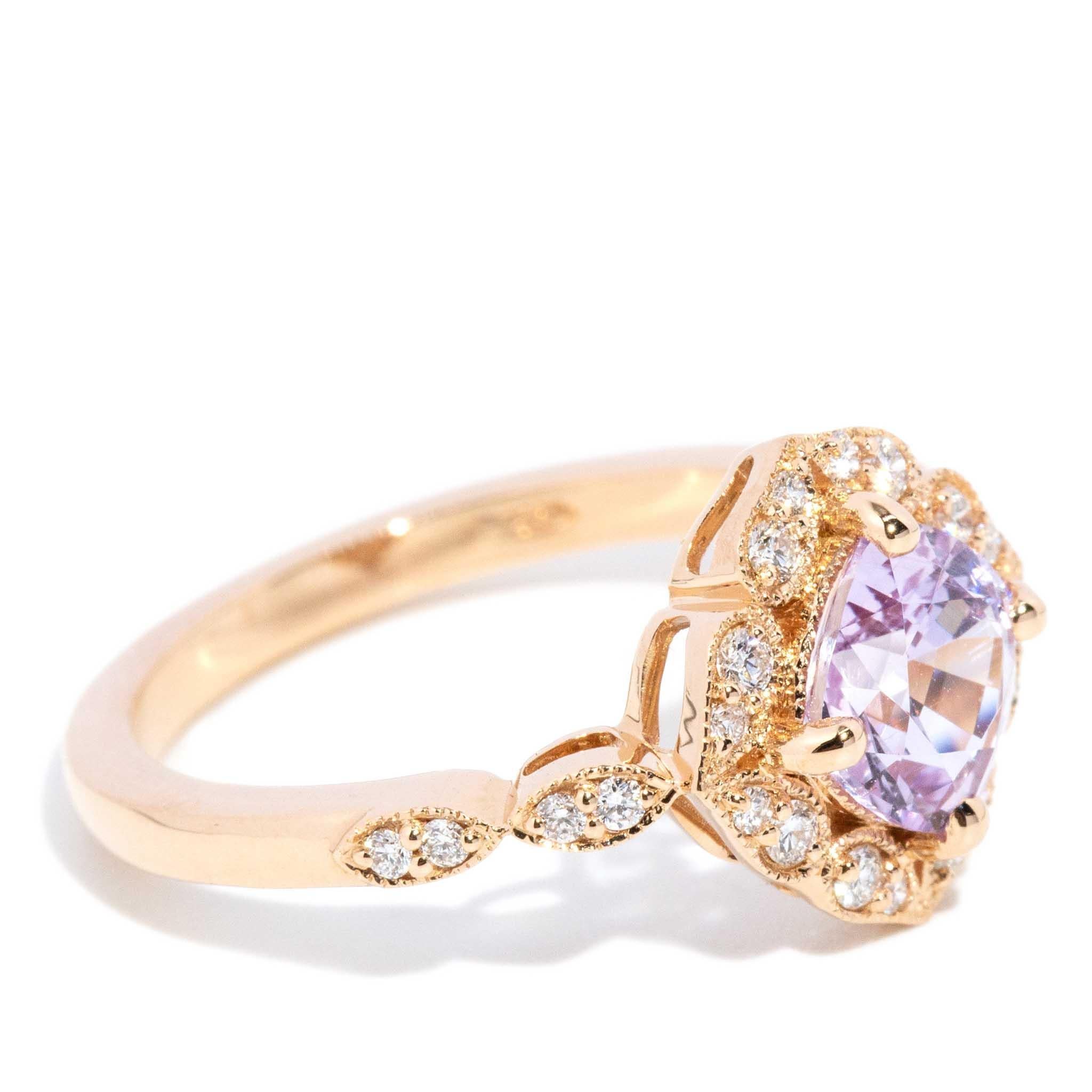 Contemporary 1,50ct Pink Sapphire & Diamond Scalloped Ring 18 Karat Gold im Angebot 1