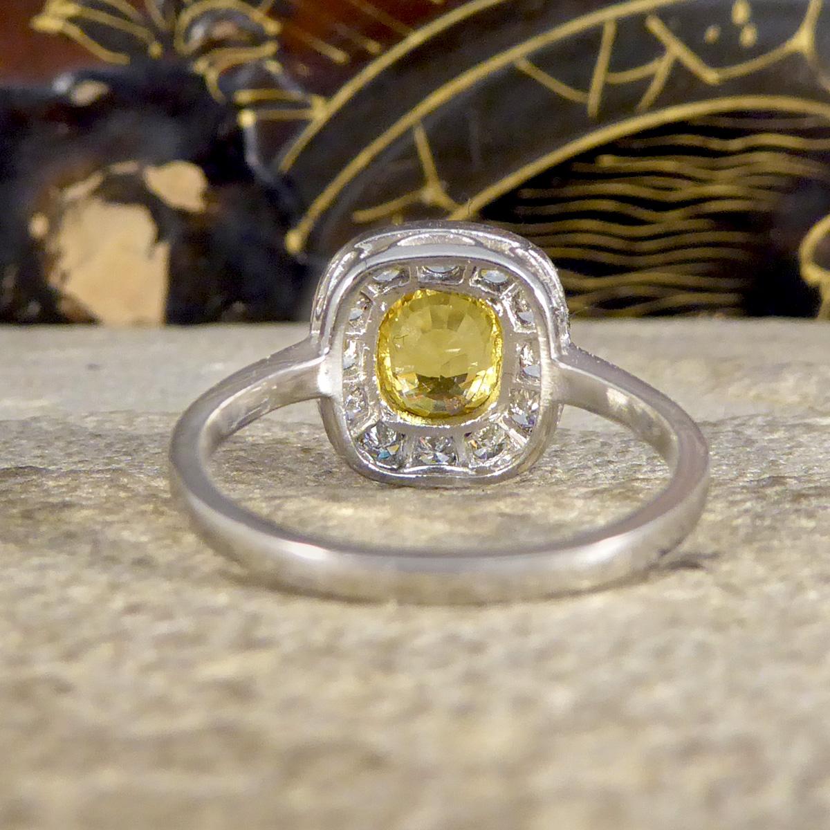 Taille brillant Bague contemporaine en platine avec grappe de saphirs jaunes de 1,50 carat et diamants en vente