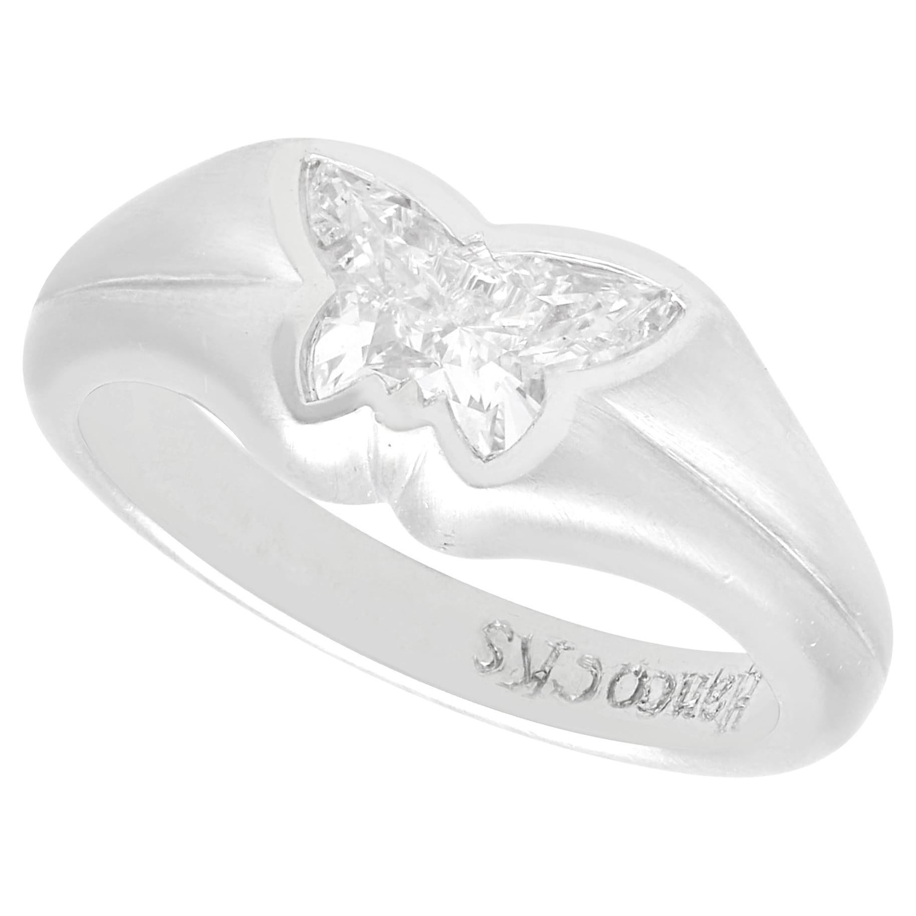 Bague de fiançailles contemporaine papillon en platine et diamant de 1,52 carat (2013)
