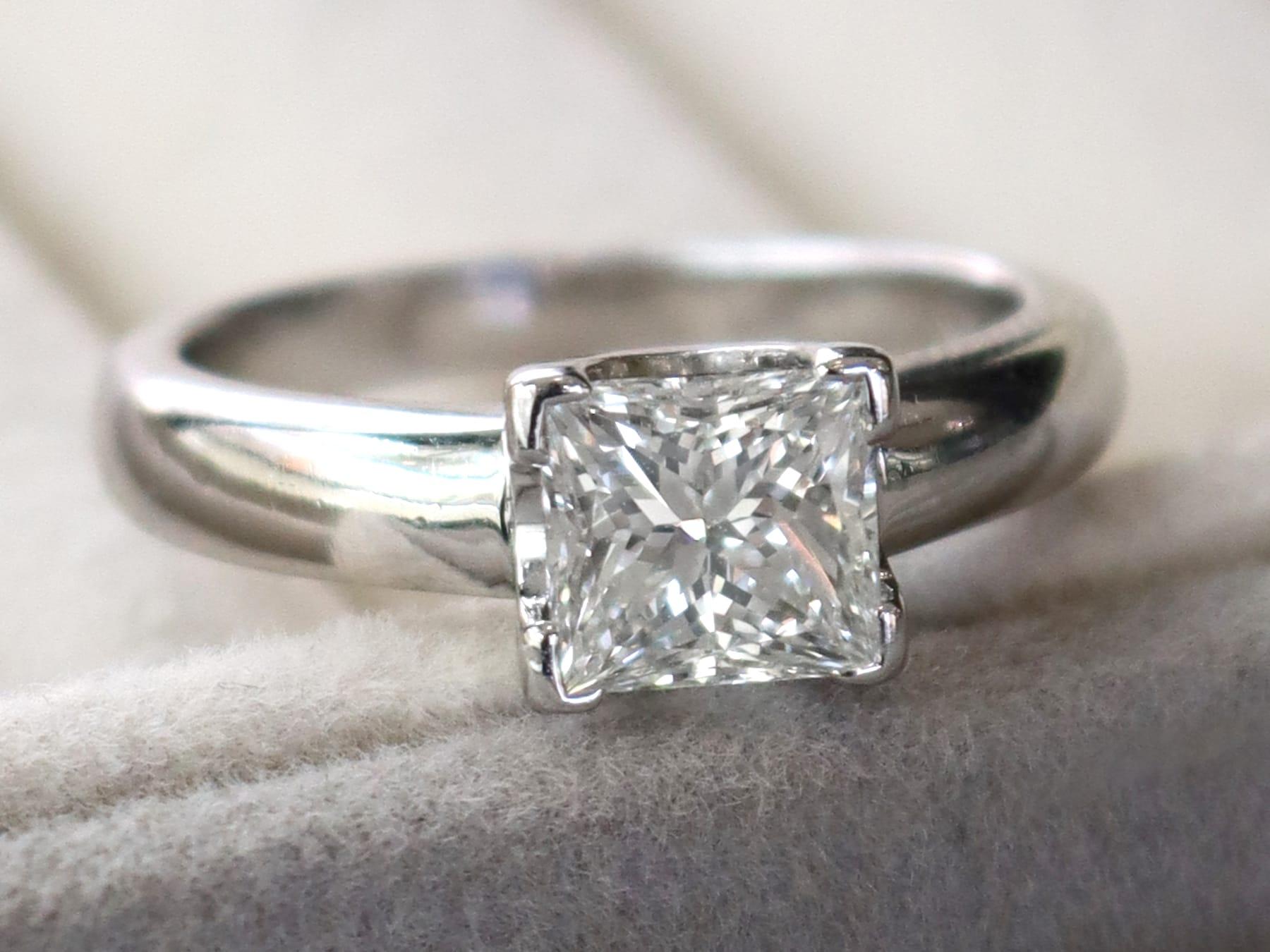 Une magnifique bague de fiançailles en platine avec un diamant de 1,52 carat, qui fait partie de notre gamme variée de bagues de fiançailles en diamant.

Cette étonnante, fine et impressionnante bague de fiançailles contemporaine de taille princesse