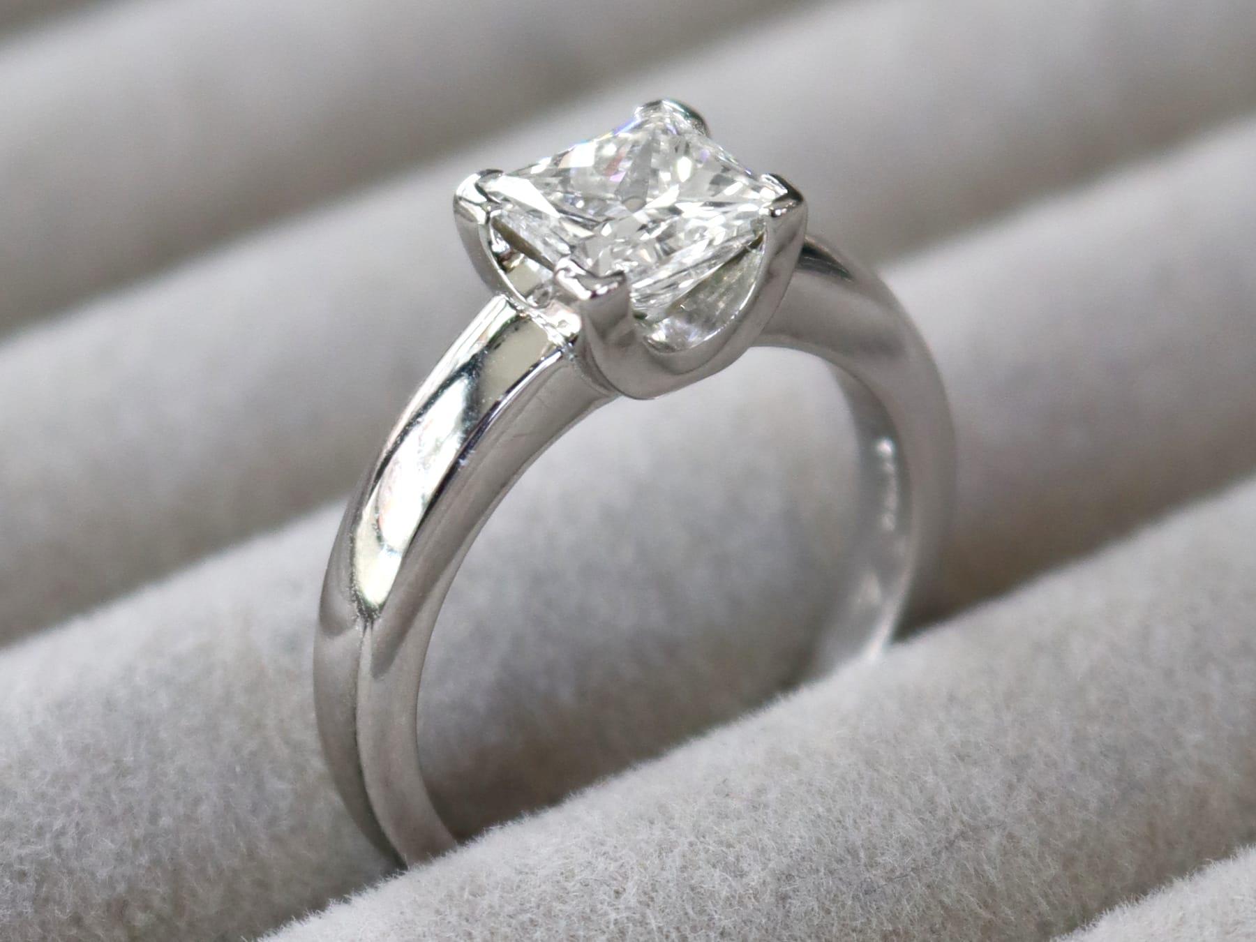 Contemporain Bague solitaire contemporaine en platine et diamant de 1,52 carat en vente