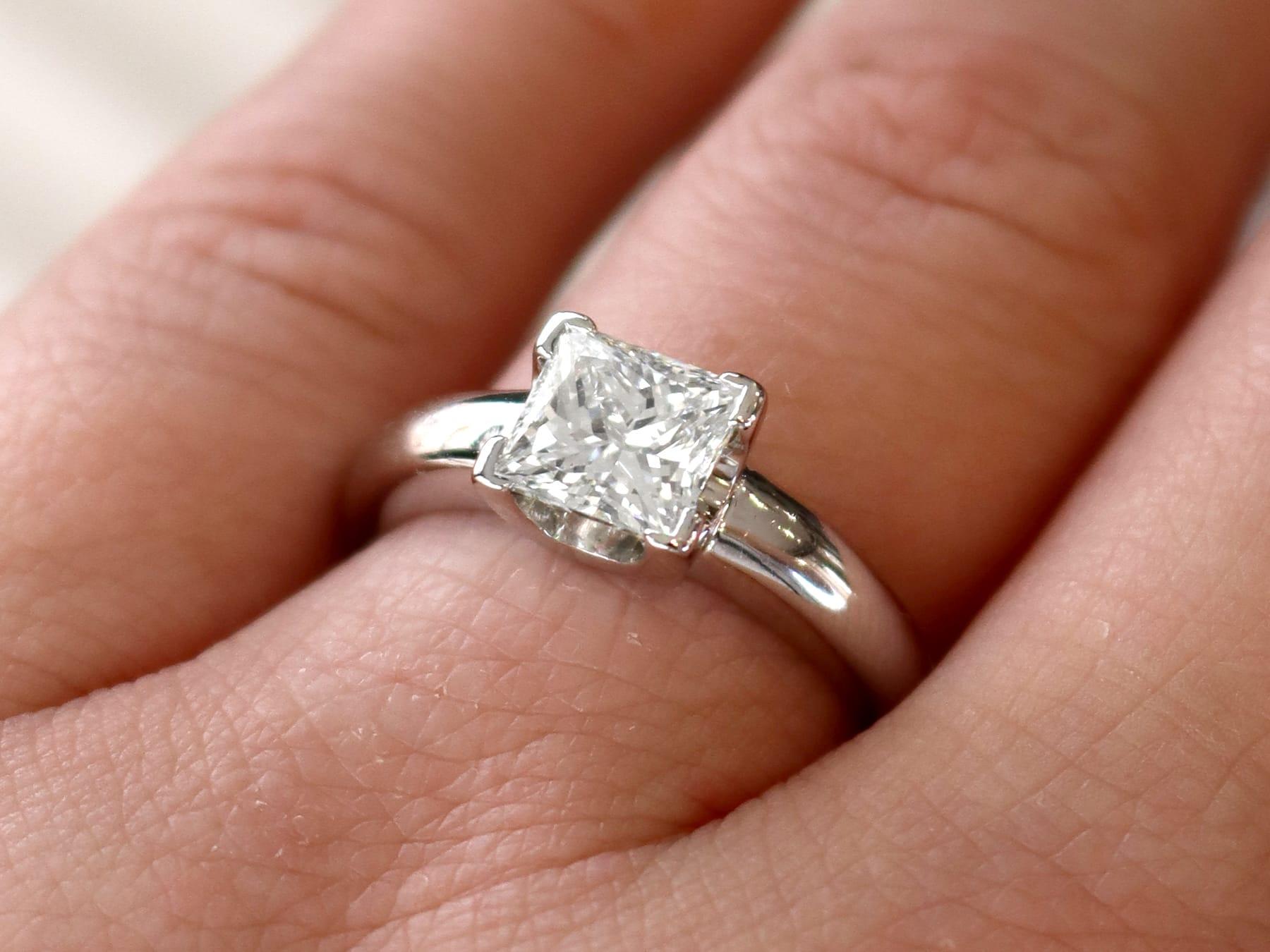 Taille princesse Bague solitaire contemporaine en platine et diamant de 1,52 carat en vente