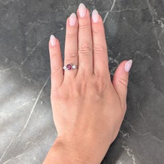 Anillo contemporáneo de tres piedras vintage en platino con diamante y rubí de 1,53 quilates