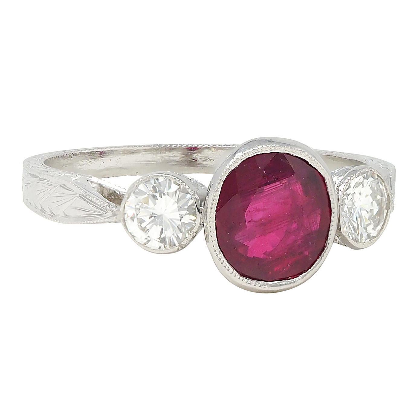 Taille ovale AM Contemporary 1.53 CTW Ruby Diamond Platinum Vintage Three Stone Ring (bague à trois pierres en platine) en vente