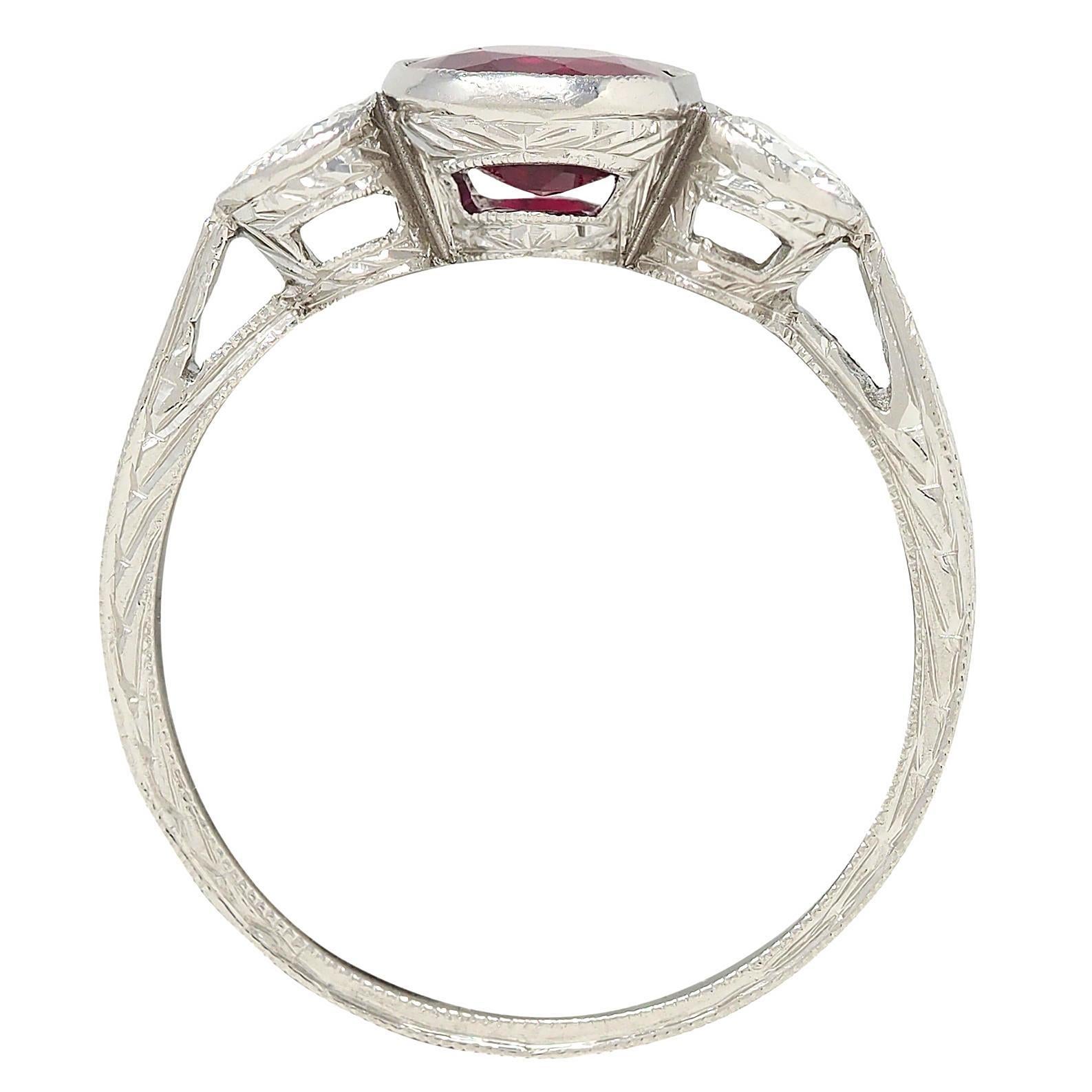 AM Contemporary 1.53 CTW Ruby Diamond Platinum Vintage Three Stone Ring (bague à trois pierres en platine) en vente 4