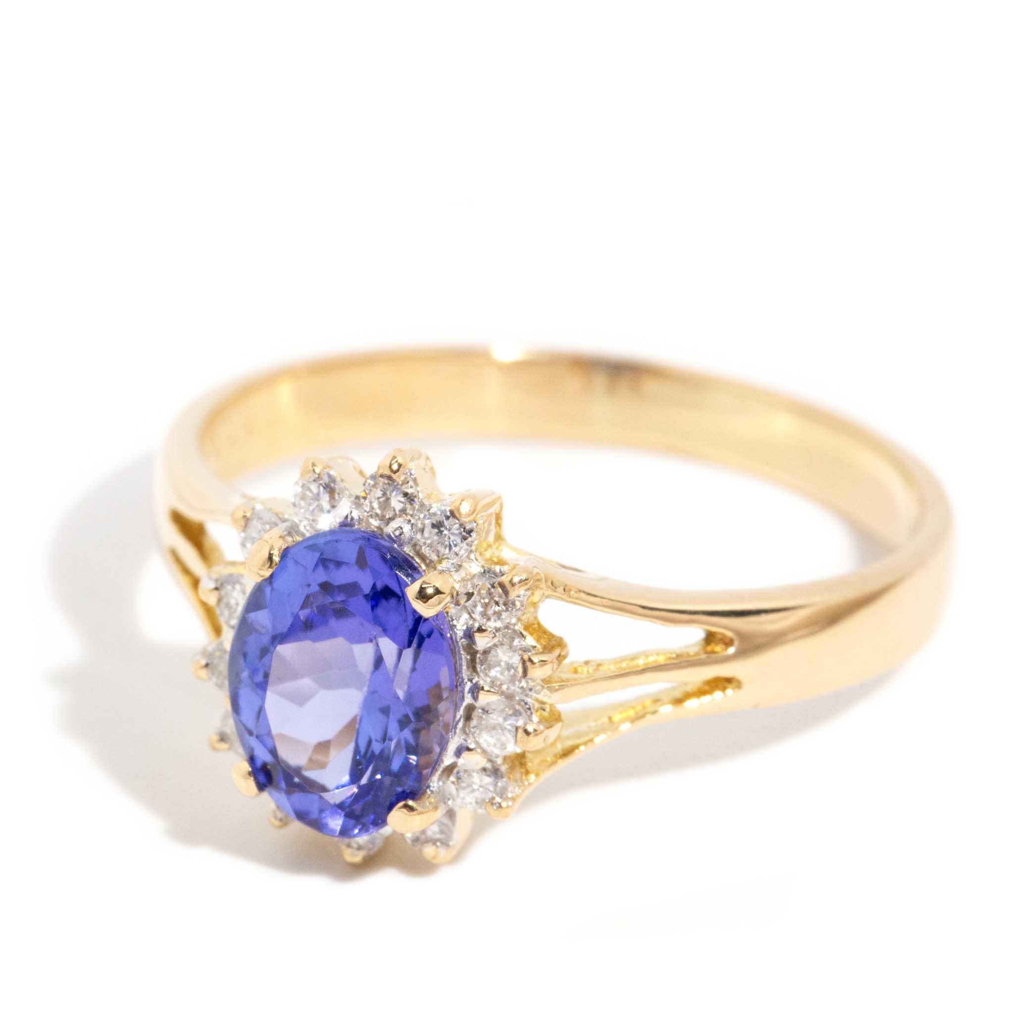 Oval Cut Contemporary 1.58 Carat Purple Blue Tanzanite & Diamond Ring 18 Carat Gold For Sale
