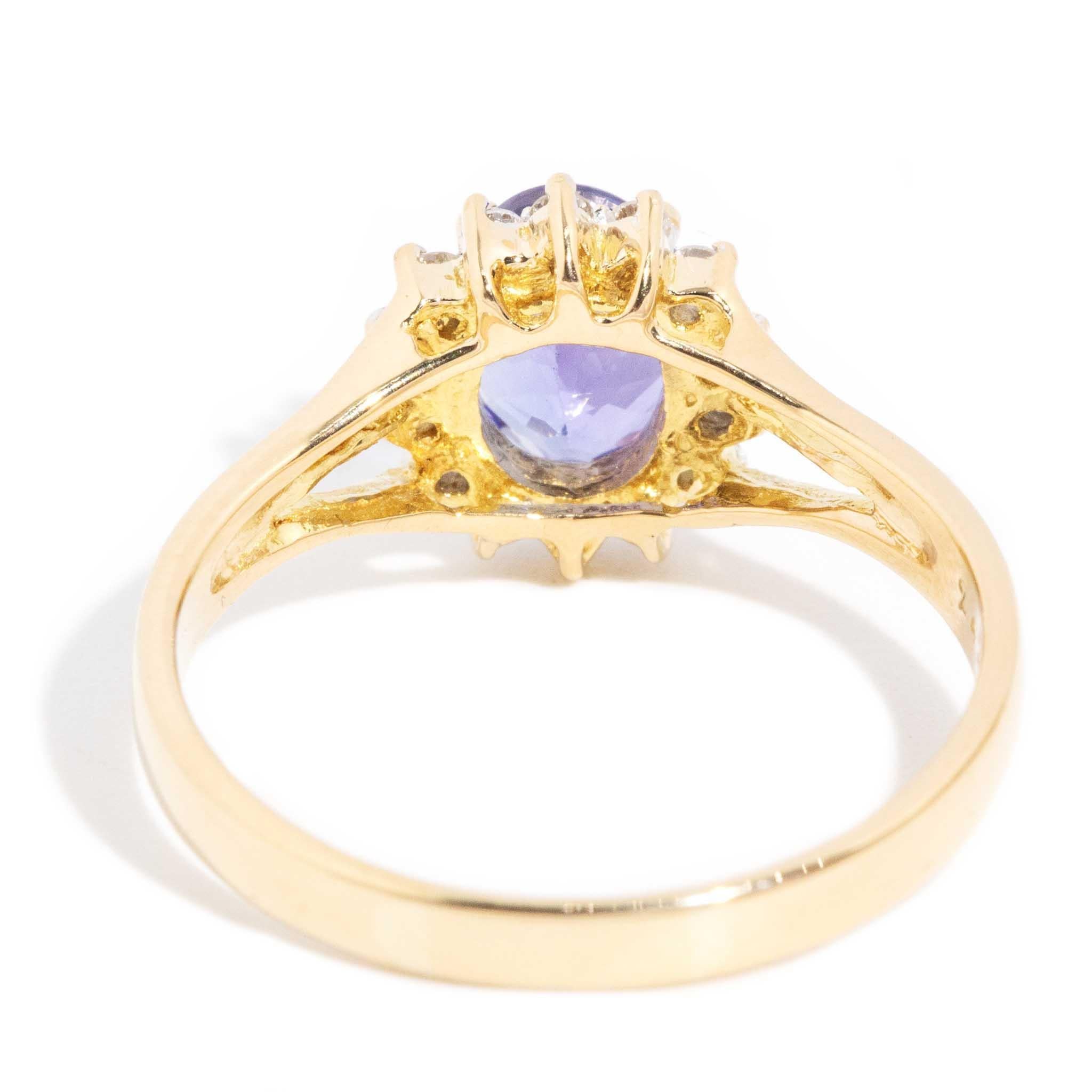 Contemporary 1.58 Carat Purple Blue Tanzanite & Diamond Ring 18 Carat Gold For Sale 2