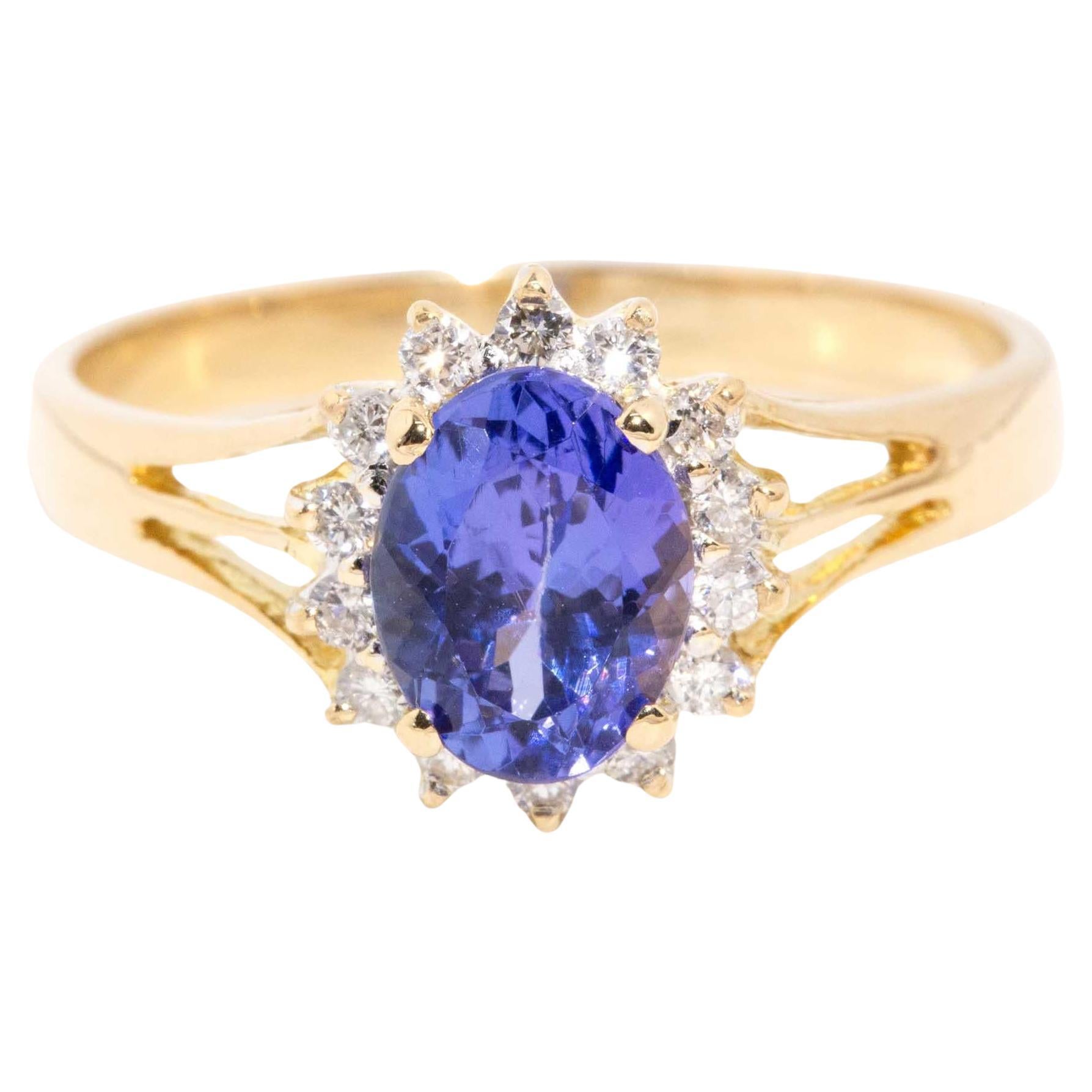 Contemporary 1.58 Carat Purple Blue Tanzanite & Diamond Ring 18 Carat Gold