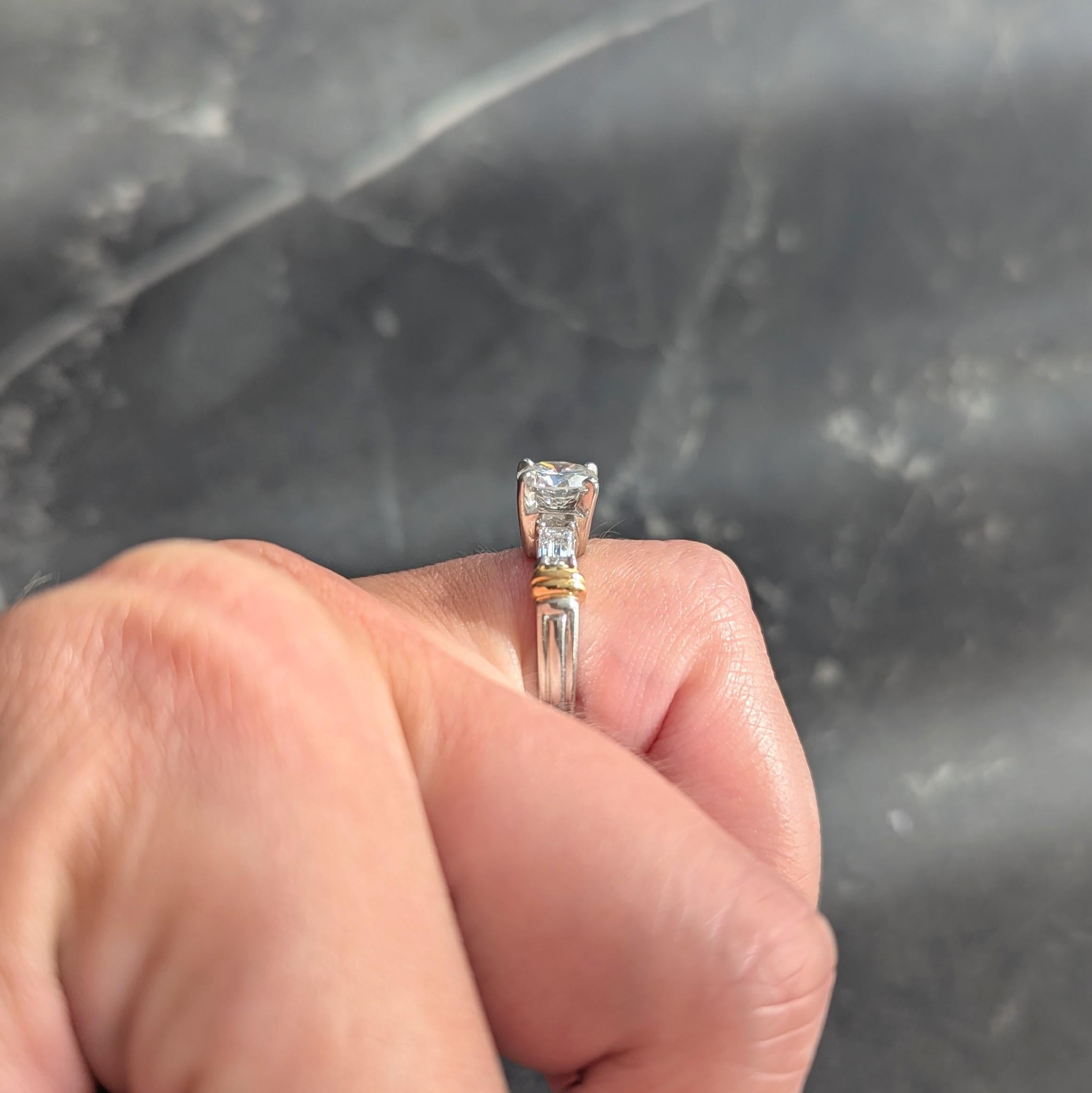 Anello di fidanzamento contemporaneo con diamante 1,58 CTW in platino e oro giallo 18 carati in vendita 4