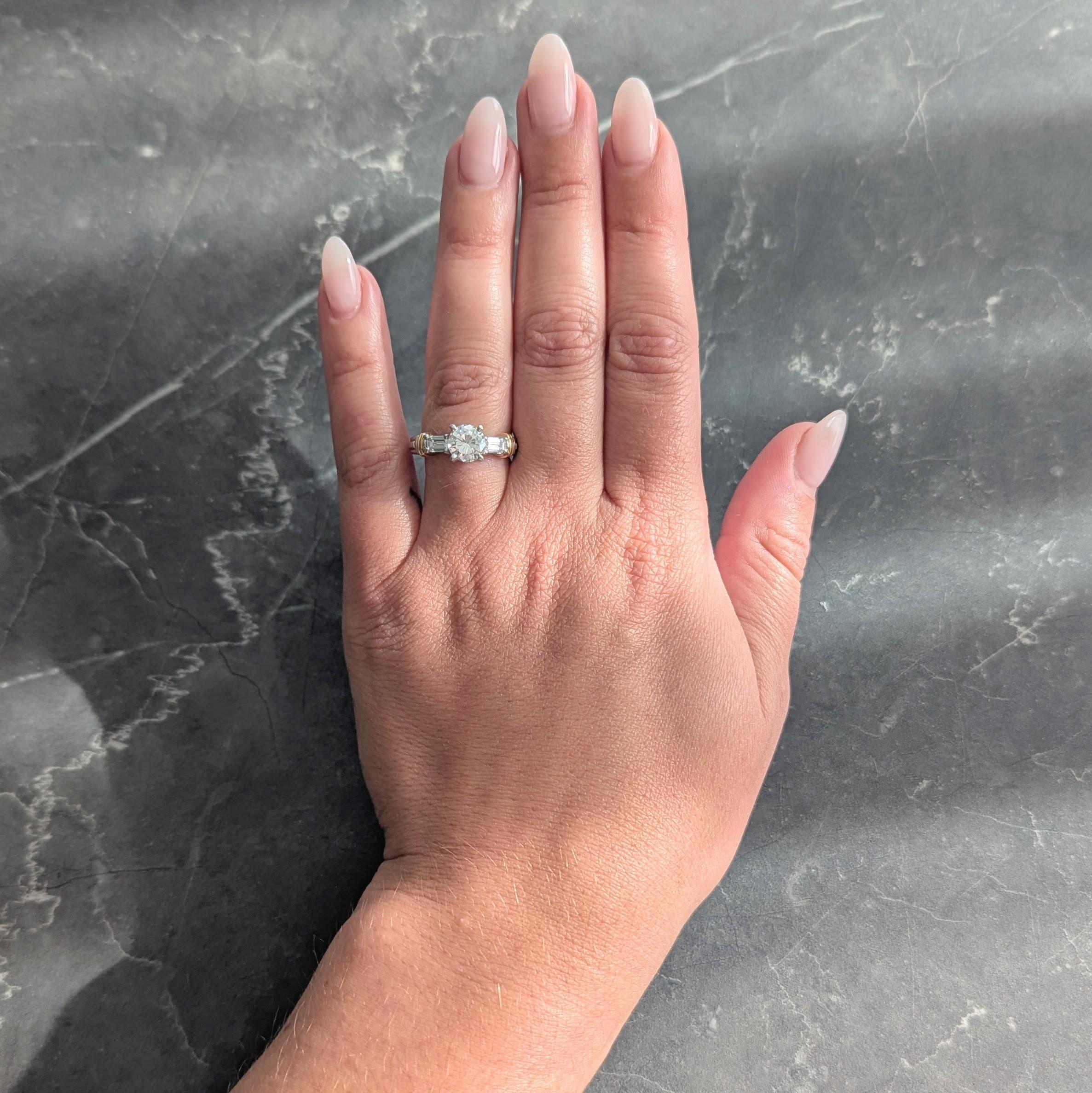 Al centro un diamante rotondo taglio brillante del peso di circa 1,08 carati - colore H con purezza VS2
Incastonato e affiancato da spalle a cattedrale incastonate con diamanti taglio baguette
Peso totale di circa 0,50 carati - Colore G/H con