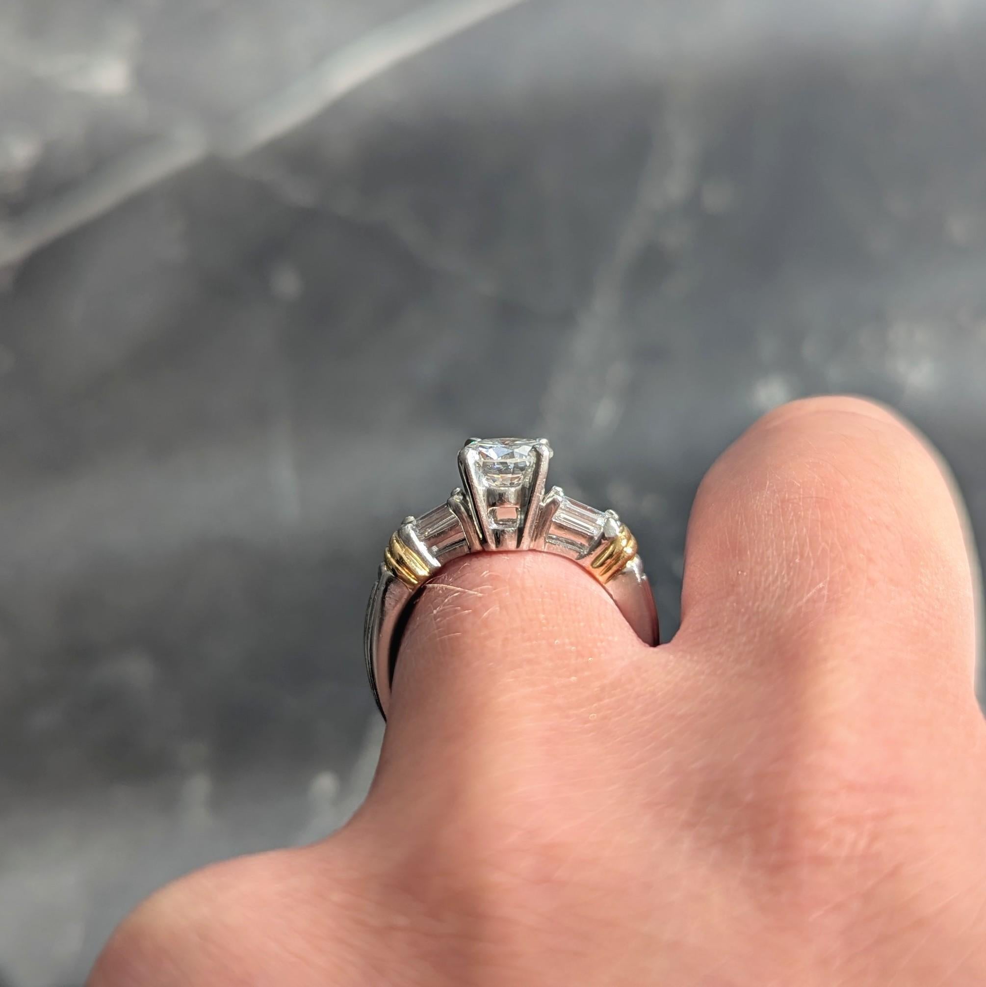 Anello di fidanzamento contemporaneo con diamante 1,58 CTW in platino e oro giallo 18 carati in vendita 3