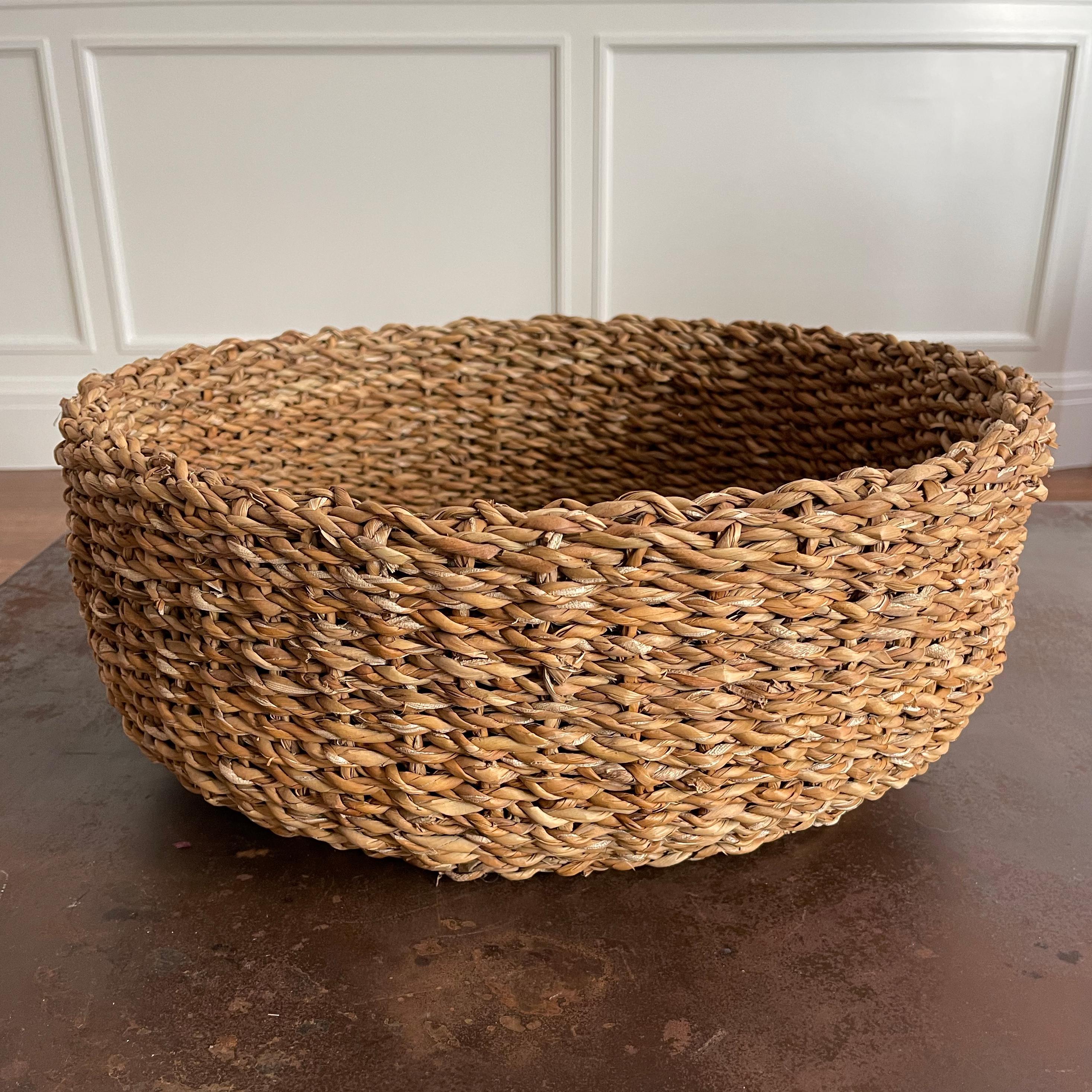 Medium natural fiber woven basket flexible in form.

Dimensions:
- 16