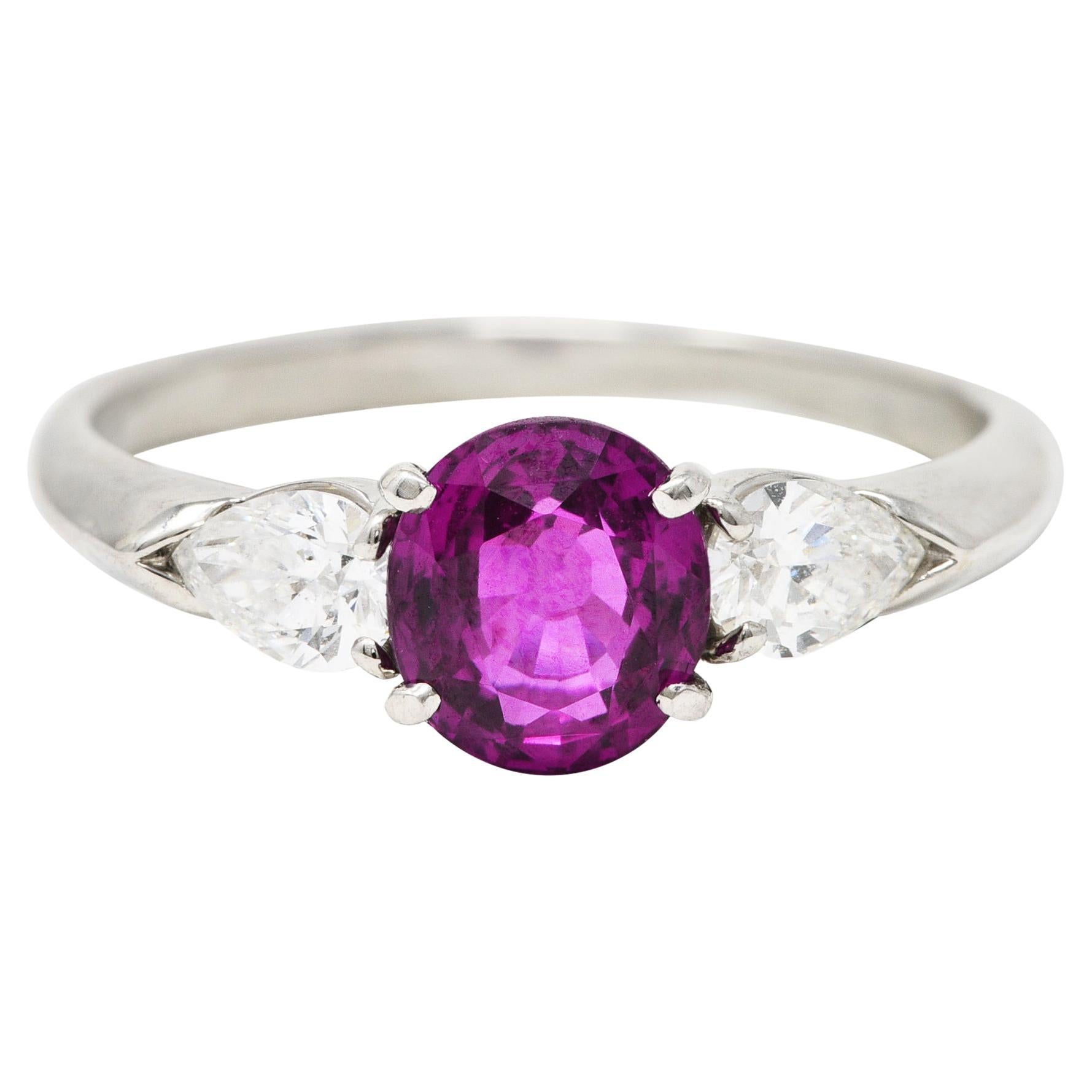 Bague contemporaine à trois pierres en platine avec saphir rose de 1,60 carat et diamants en vente