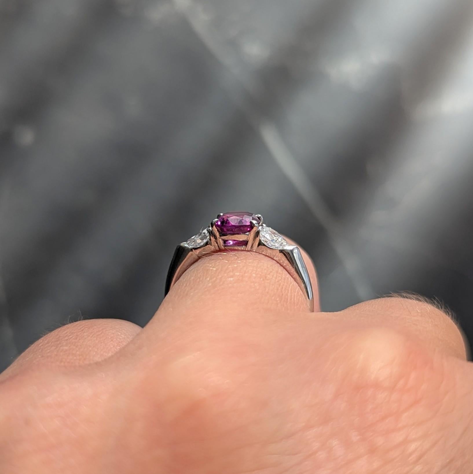 AM Contemporary 1.60 CTW Pink Diamond Platinum Three Stone Ring (bague à trois pierres en platine avec saphir rose) en vente 4