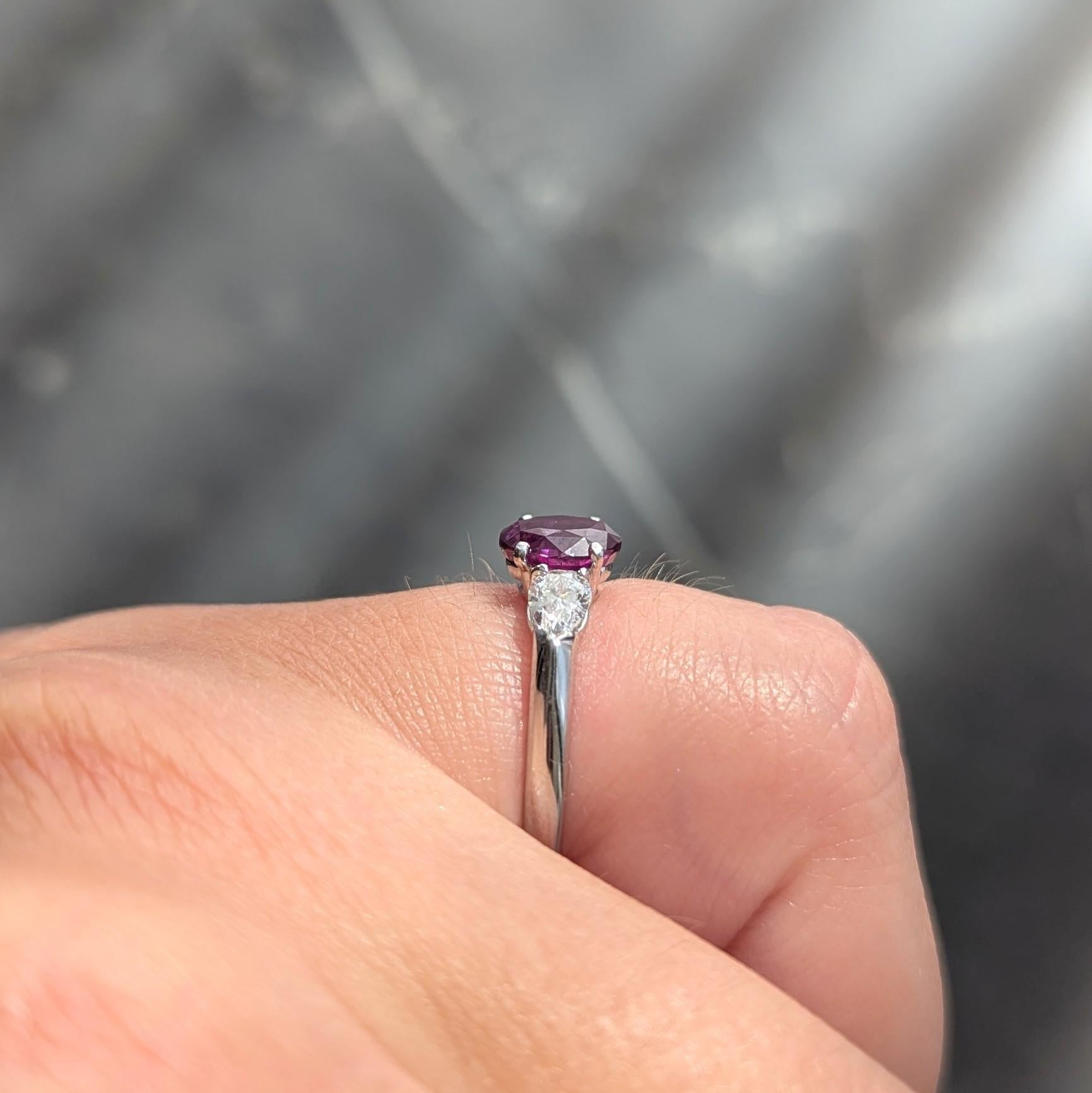 AM Contemporary 1.60 CTW Pink Diamond Platinum Three Stone Ring (bague à trois pierres en platine avec saphir rose) en vente 5