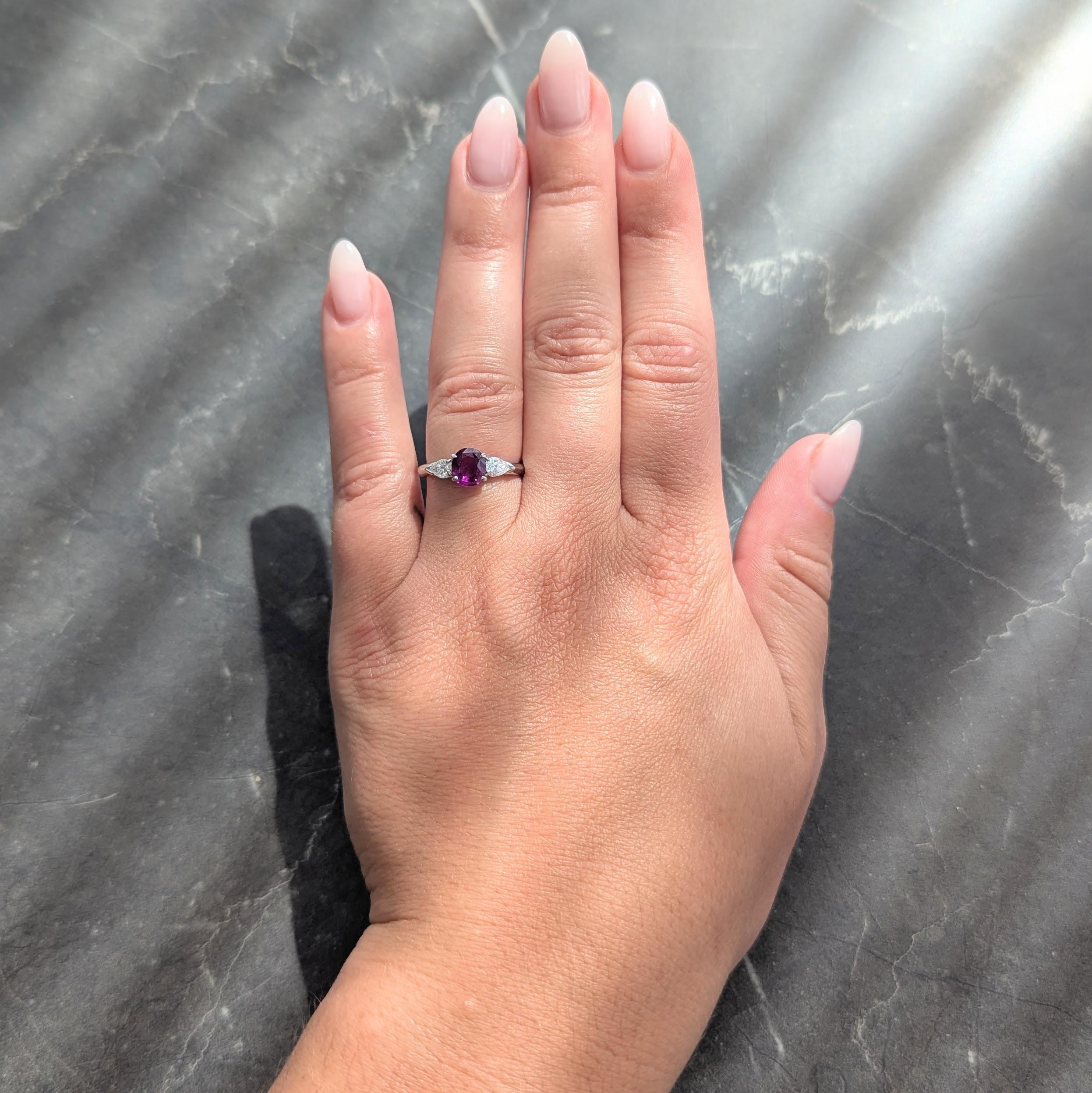 Au centre, un saphir rose de forme ovale taillé en escalier pesant environ 1,22 carats.
Couleur rose violacé moyen transparent - serti dans un panier percé
Flanqué de diamants taille poire d'un poids total d'environ 0,38 carat.
Couleur G/H avec