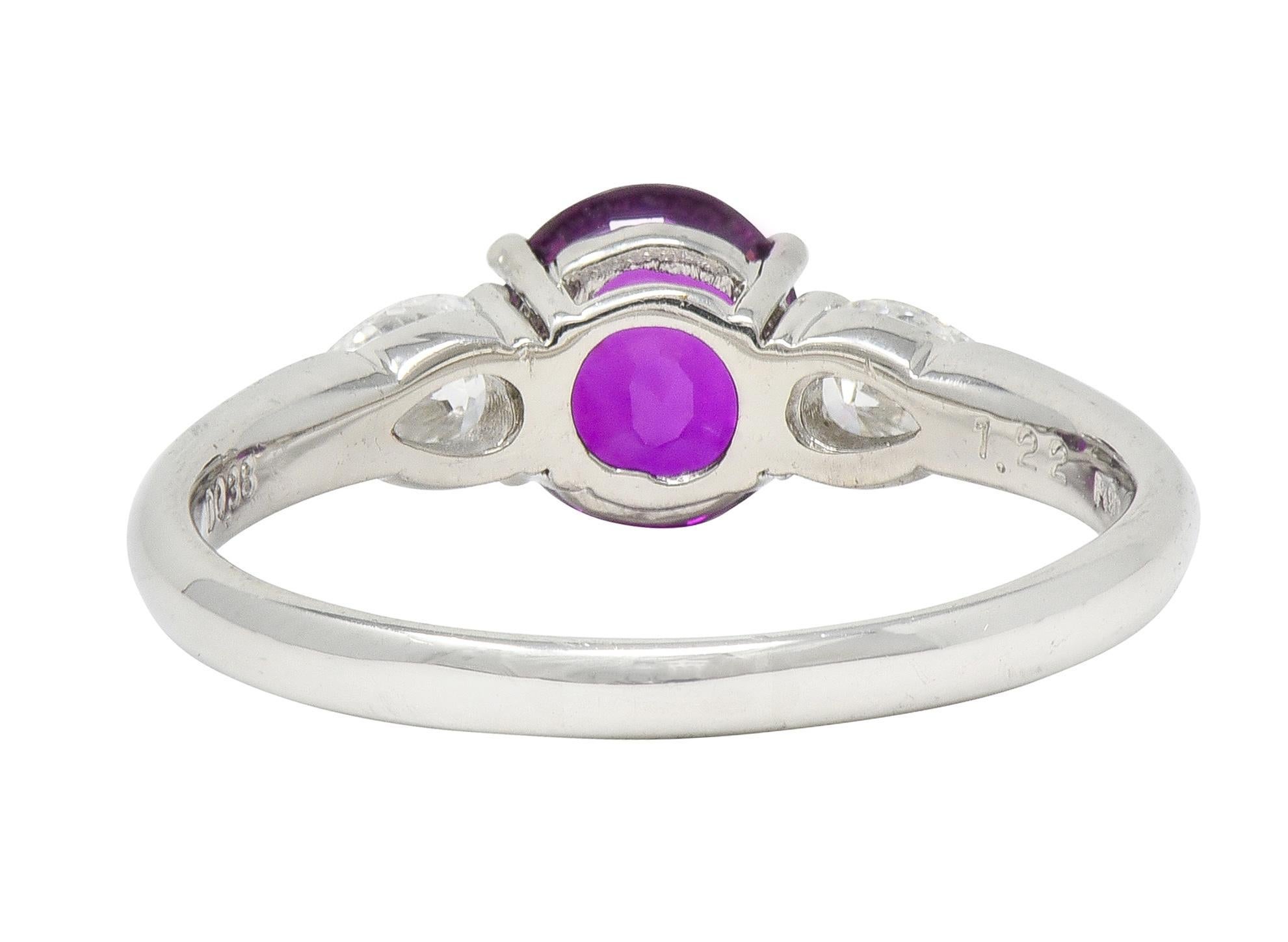 Taille ovale AM Contemporary 1.60 CTW Pink Diamond Platinum Three Stone Ring (bague à trois pierres en platine avec saphir rose) en vente