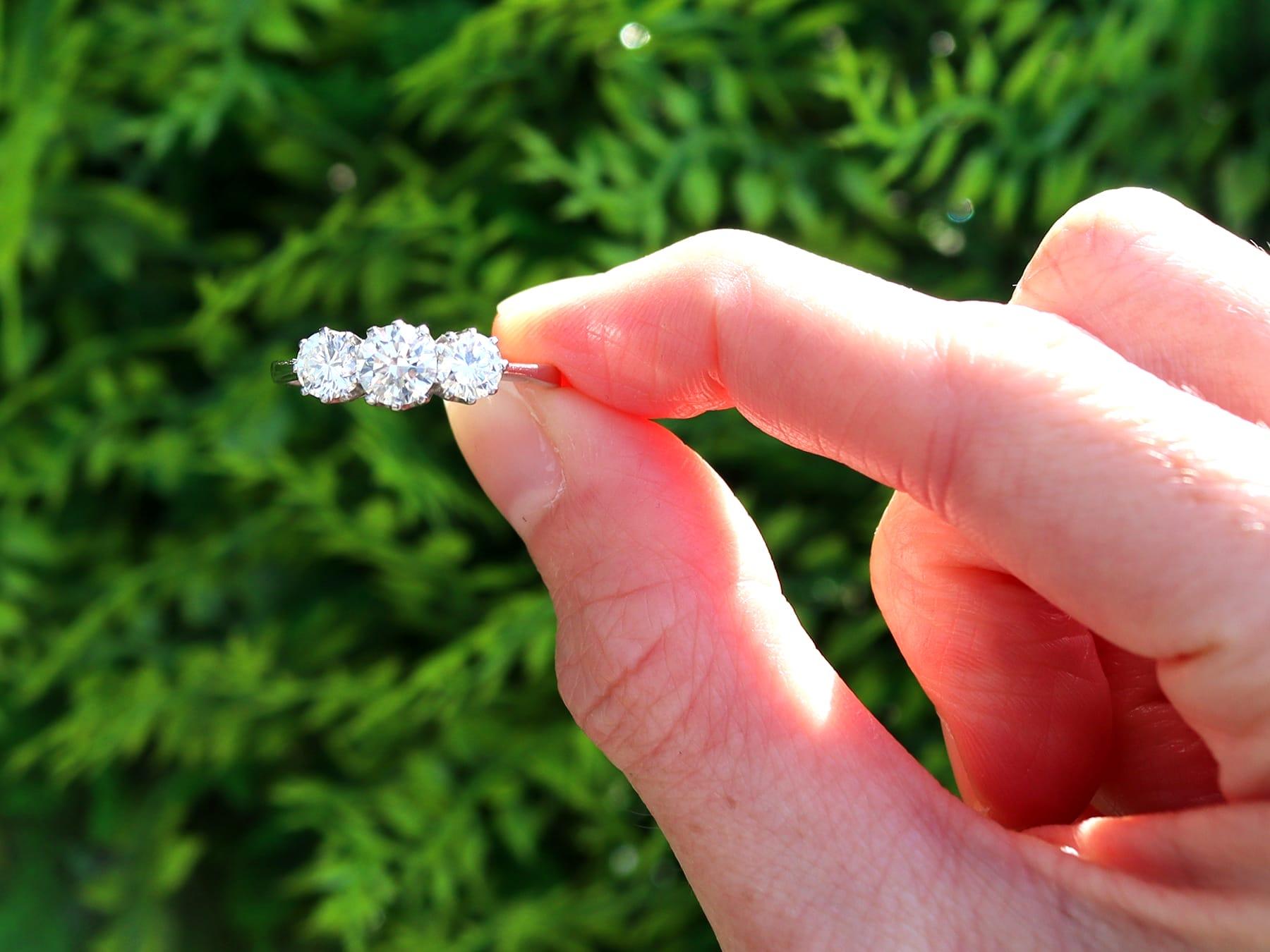 Ein atemberaubender, feiner und beeindruckender zeitgenössischer 1,62 Karat Diamant- und Palladium-Trilogie-Kleiderring; Teil unserer vielfältigen Diamantschmuck-Kollektion.

Dieser atemberaubende, feine und beeindruckende zeitgenössische