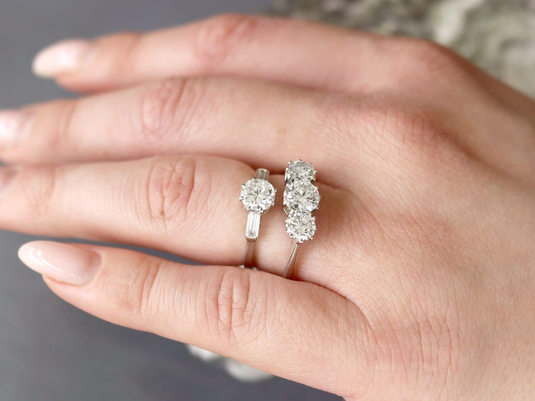 Contemporary 1,62 Karat Diamant und Palladium Trilogie Ring CIRCA 2010 (Rundschliff) im Angebot