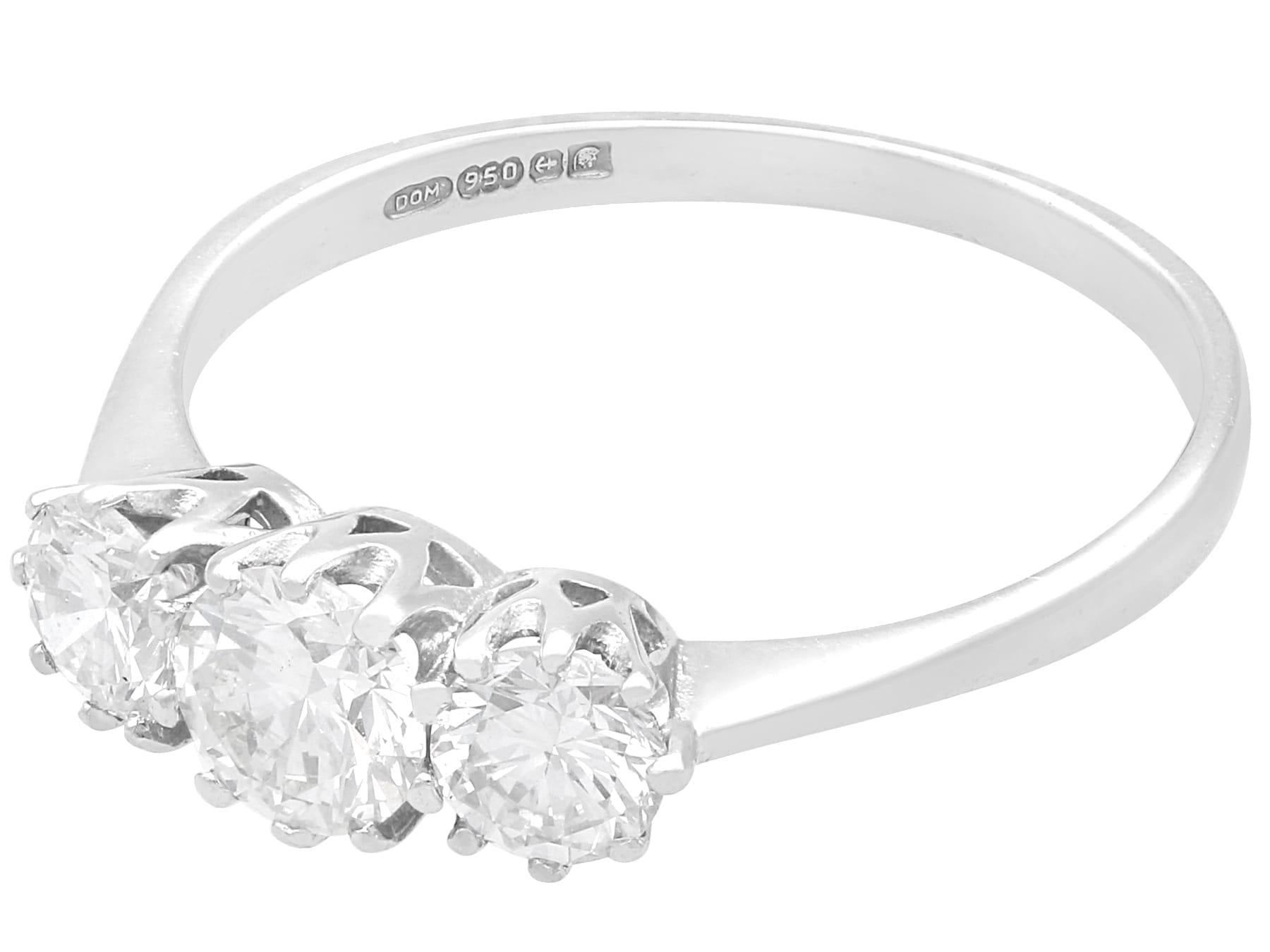 Contemporary 1,62 Karat Diamant und Palladium Trilogie Ring CIRCA 2010 im Zustand „Hervorragend“ im Angebot in Jesmond, Newcastle Upon Tyne