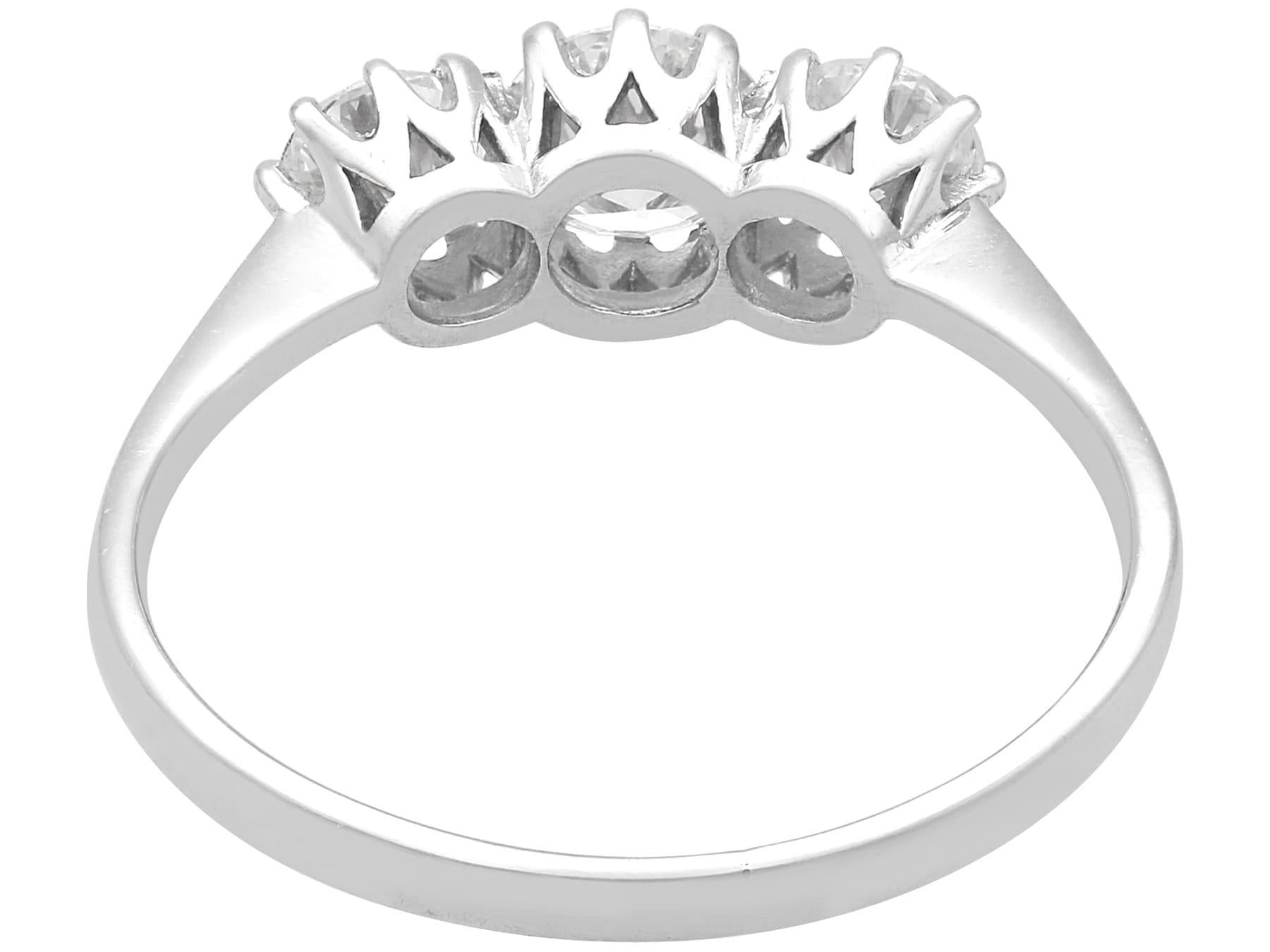 Contemporary 1,62 Karat Diamant und Palladium Trilogie Ring CIRCA 2010 für Damen oder Herren im Angebot