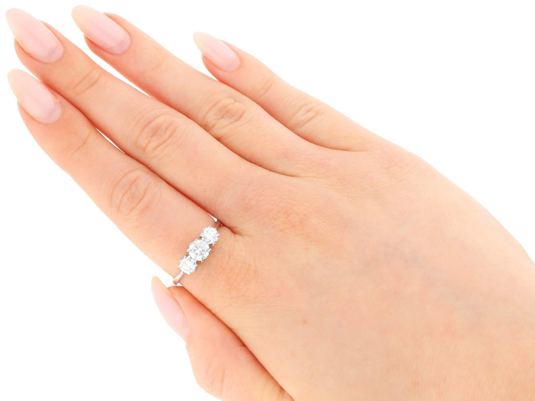 Contemporary 1,62 Karat Diamant und Palladium Trilogie Ring CIRCA 2010 im Angebot 3
