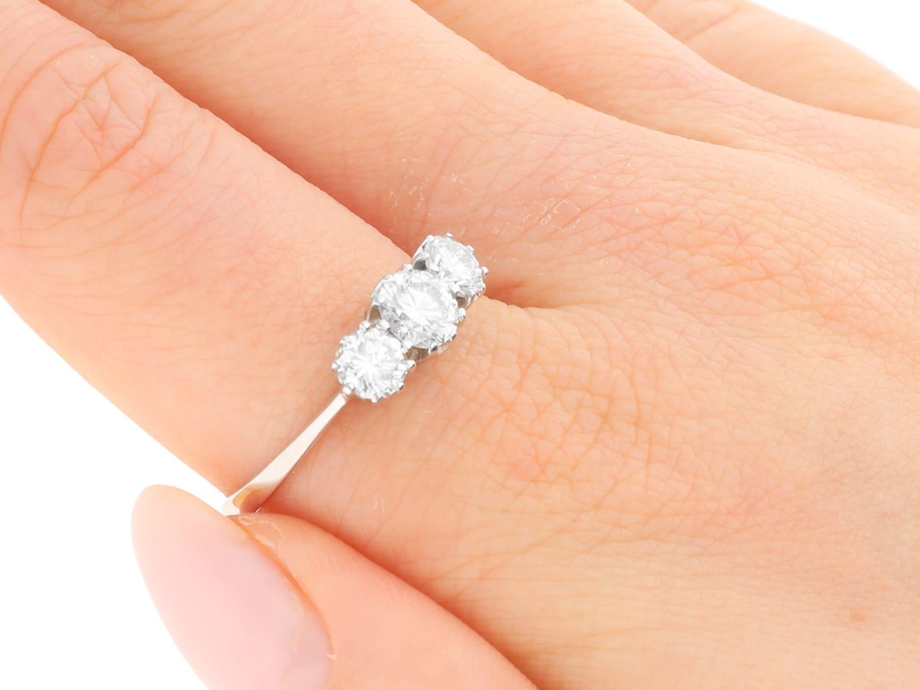 Contemporary 1,62 Karat Diamant und Palladium Trilogie Ring CIRCA 2010 im Angebot 4