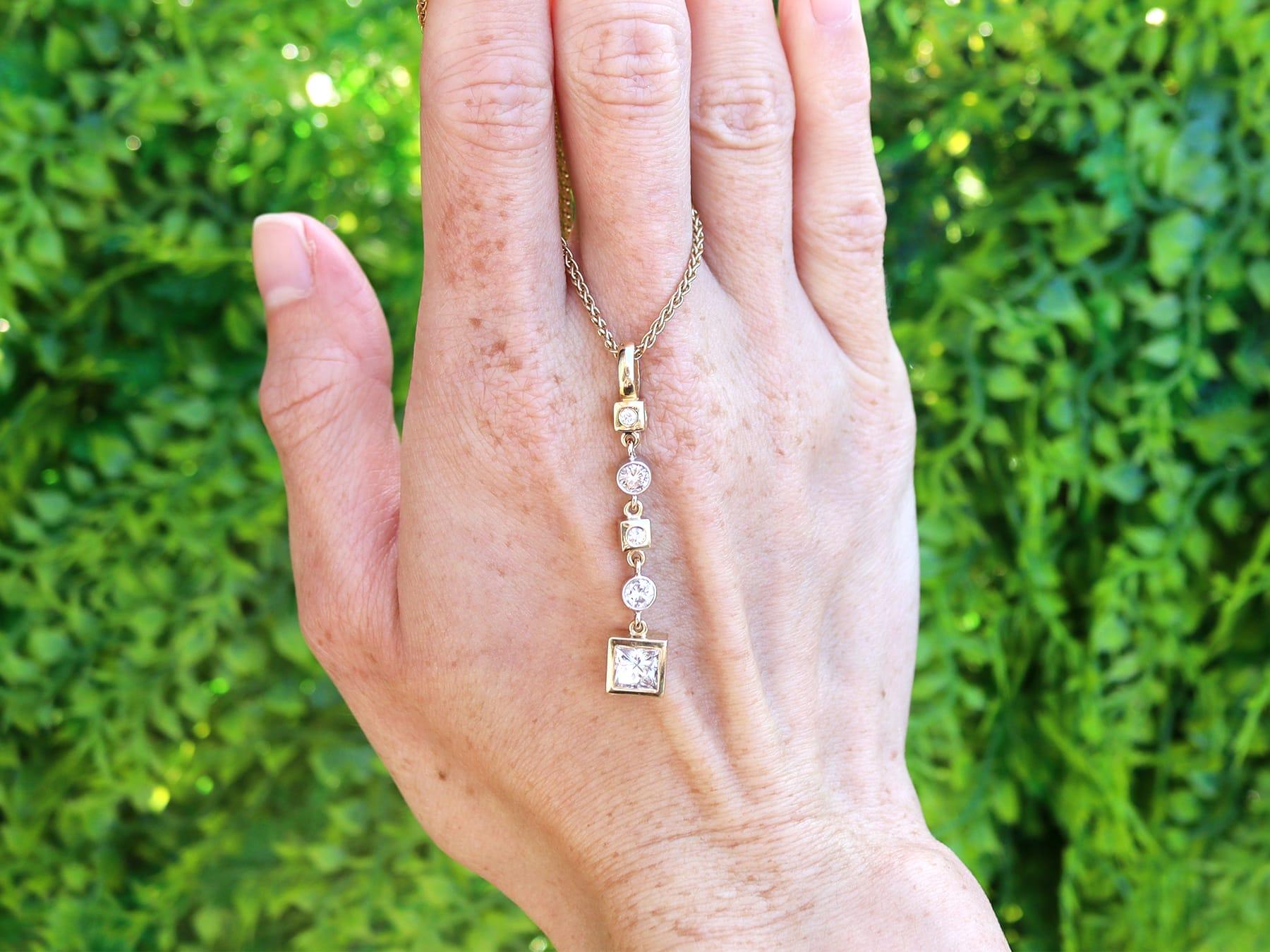 Superbe pendentif contemporain en or jaune 18 carats et en or blanc 18 carats, serti d'un diamant de 1,62 carat. Il fait partie de nos diverses collections de bijoux en diamant et de bijoux de succession.

Ce magnifique pendentif contemporain en