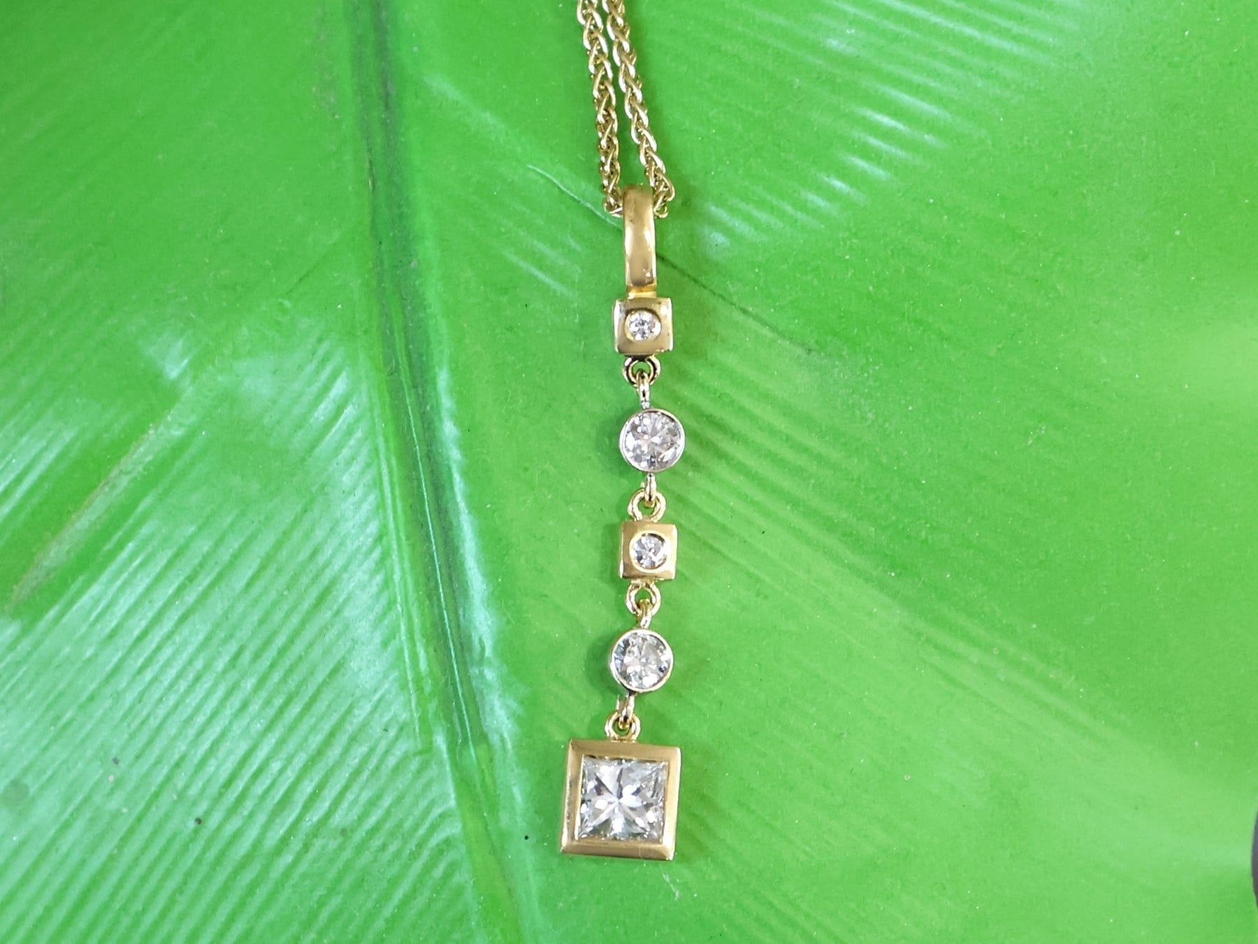 Taille princesse Pendentif contemporain en or jaune 18k et diamant de 1,62 ct Circa 2000 en vente