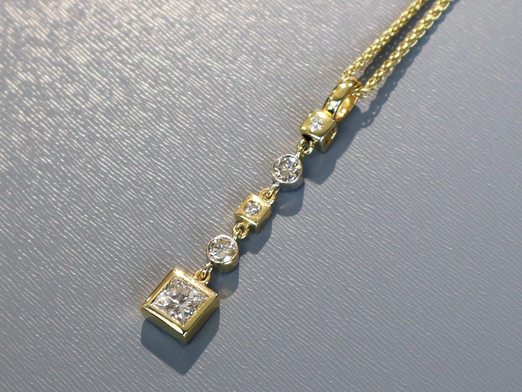 Pendentif contemporain en or jaune 18k et diamant de 1,62 ct Circa 2000 Excellent état - En vente à Jesmond, Newcastle Upon Tyne