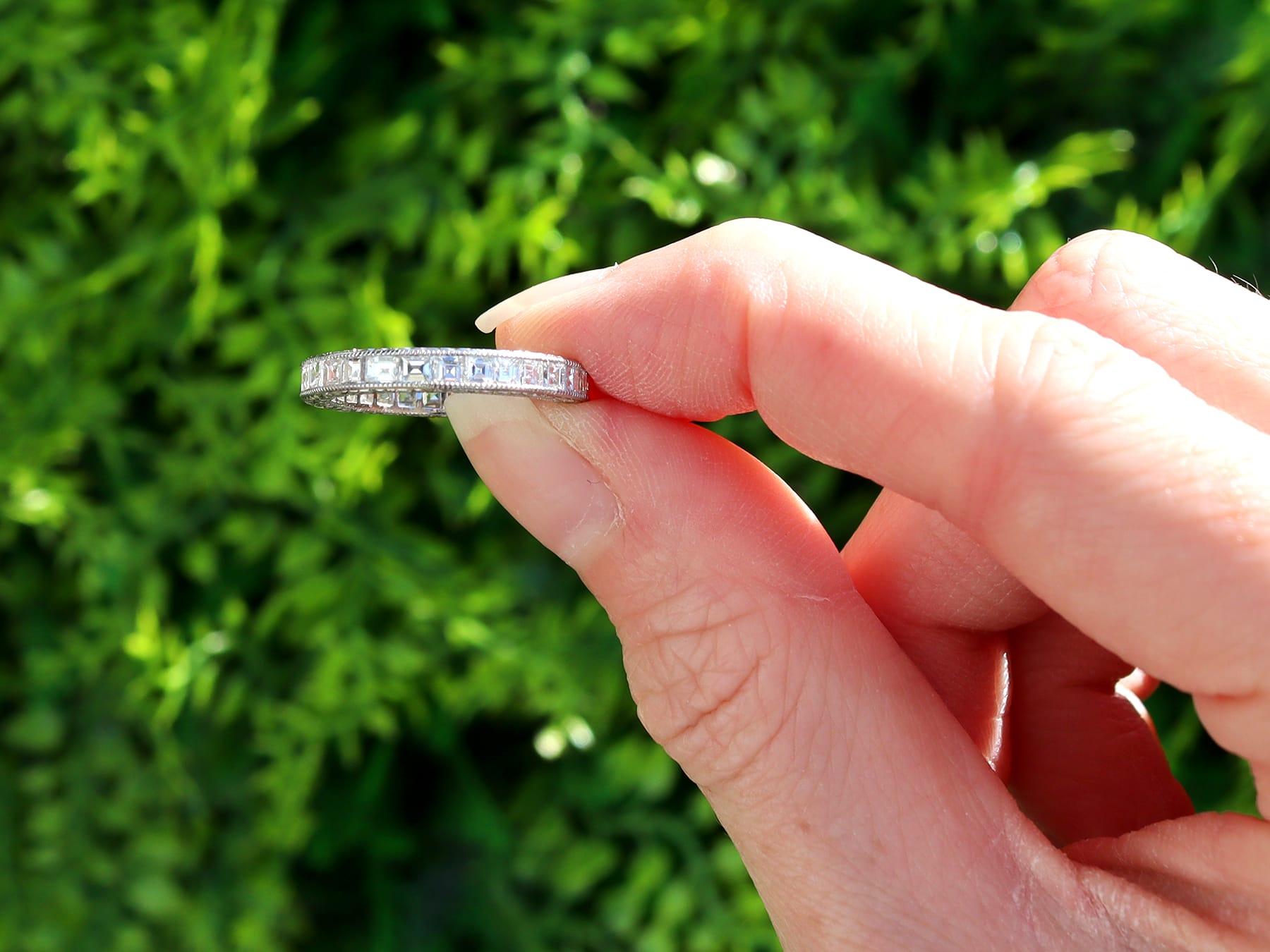 Un anello eternità completo in platino e diamanti da 1,65 carati, splendido e raffinato, che fa parte della nostra variegata collezione di gioielli con diamanti.

Questo splendido, raffinato e impressionante anello a eternità completa è stato