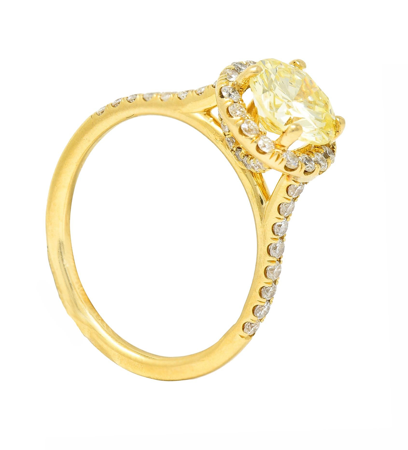 Contemporary 1.65 Carat Fancy Light Yellow Diamond 18 Karat Gold Halo Ring im Angebot 6