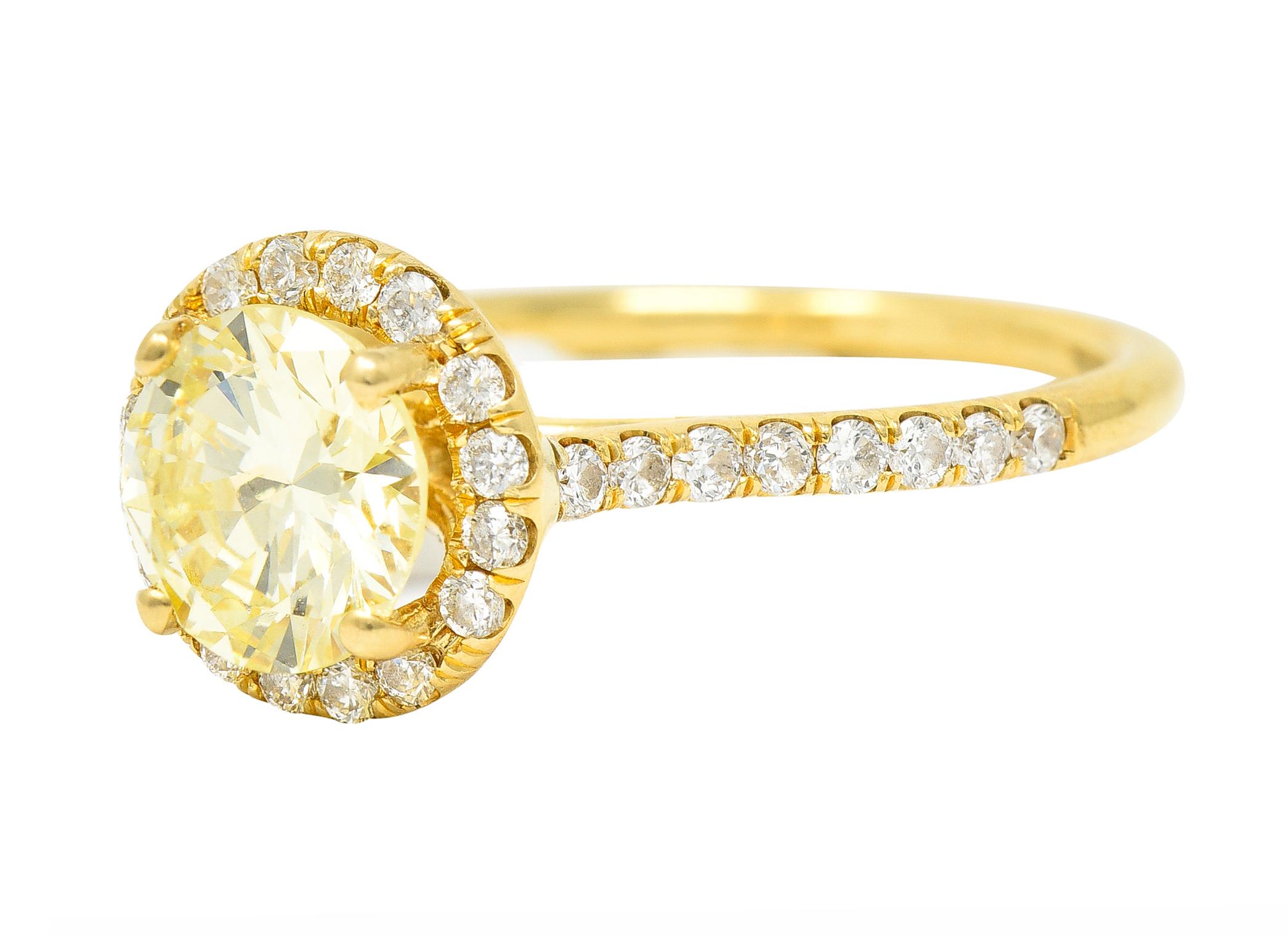Contemporary 1.65 Carat Fancy Light Yellow Diamond 18 Karat Gold Halo Ring im Angebot 1