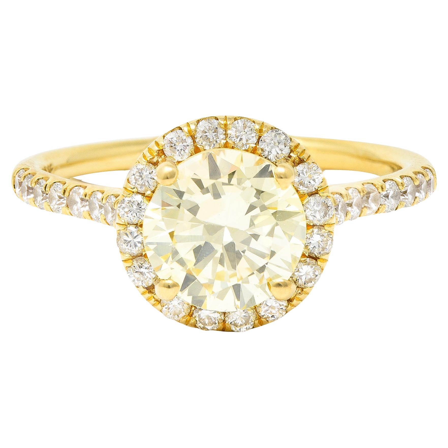 Contemporary 1.65 Carat Fancy Light Yellow Diamond 18 Karat Gold Halo Ring im Angebot