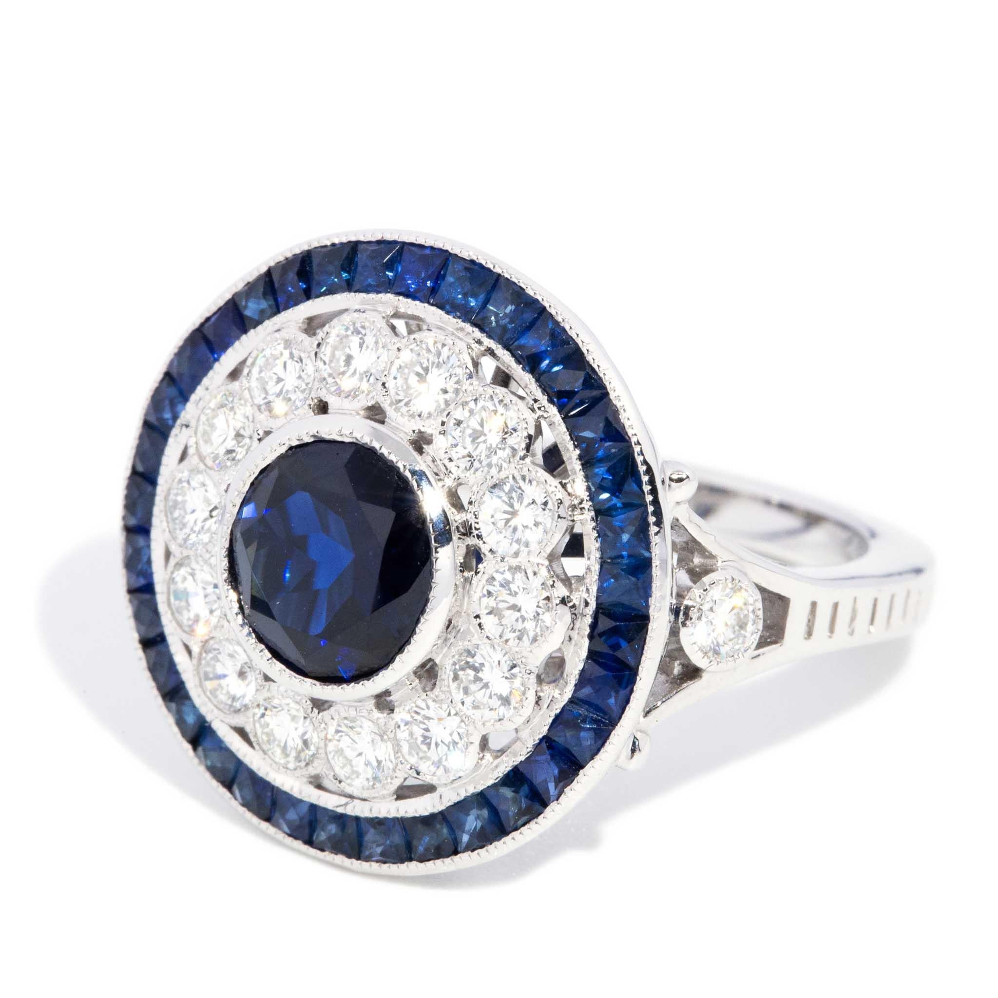 Anillo Halo Contemporáneo de Zafiro Azul y Diamante de 1,75 Quilates y Oro Blanco de 18 Quilates Corte redondo en venta